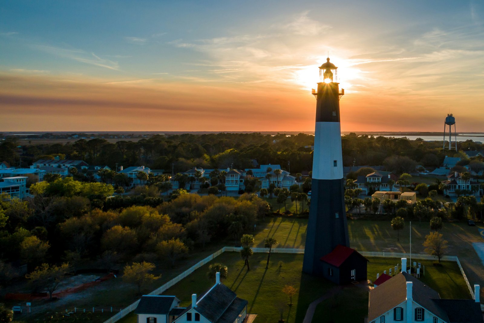 Istorinis Tybee salos švyturys iš paukščio skrydžio saulėlydžio metu.