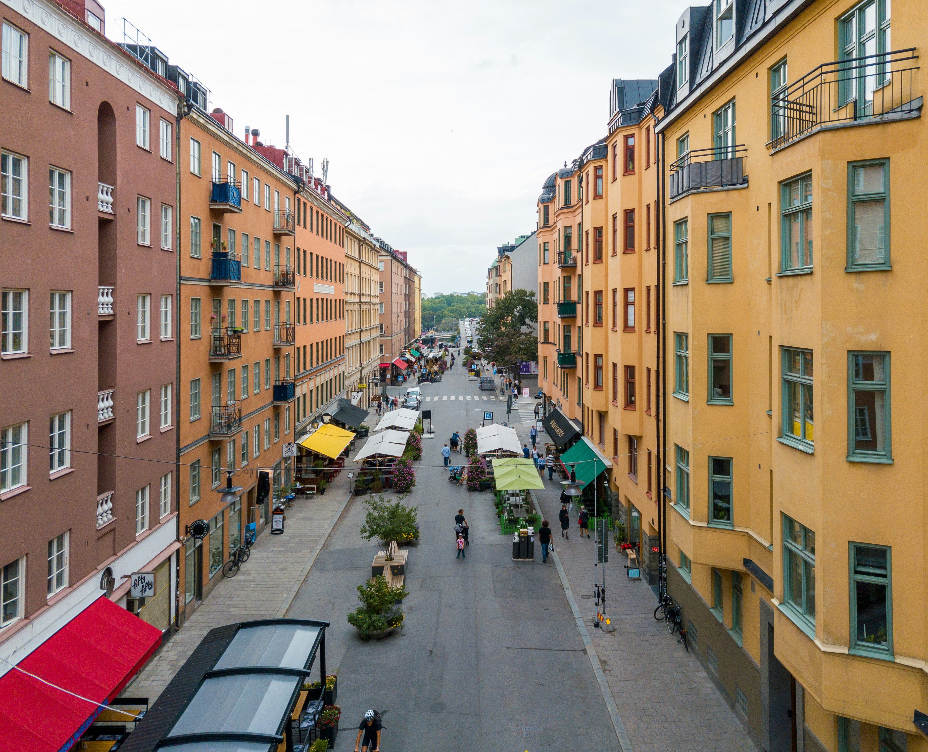 Vaizdas iš viršaus į spalvotus daugiabučius Rörstrandsgatan gatvėje, centrinėje Vasastan dalyje, Stokholmas
