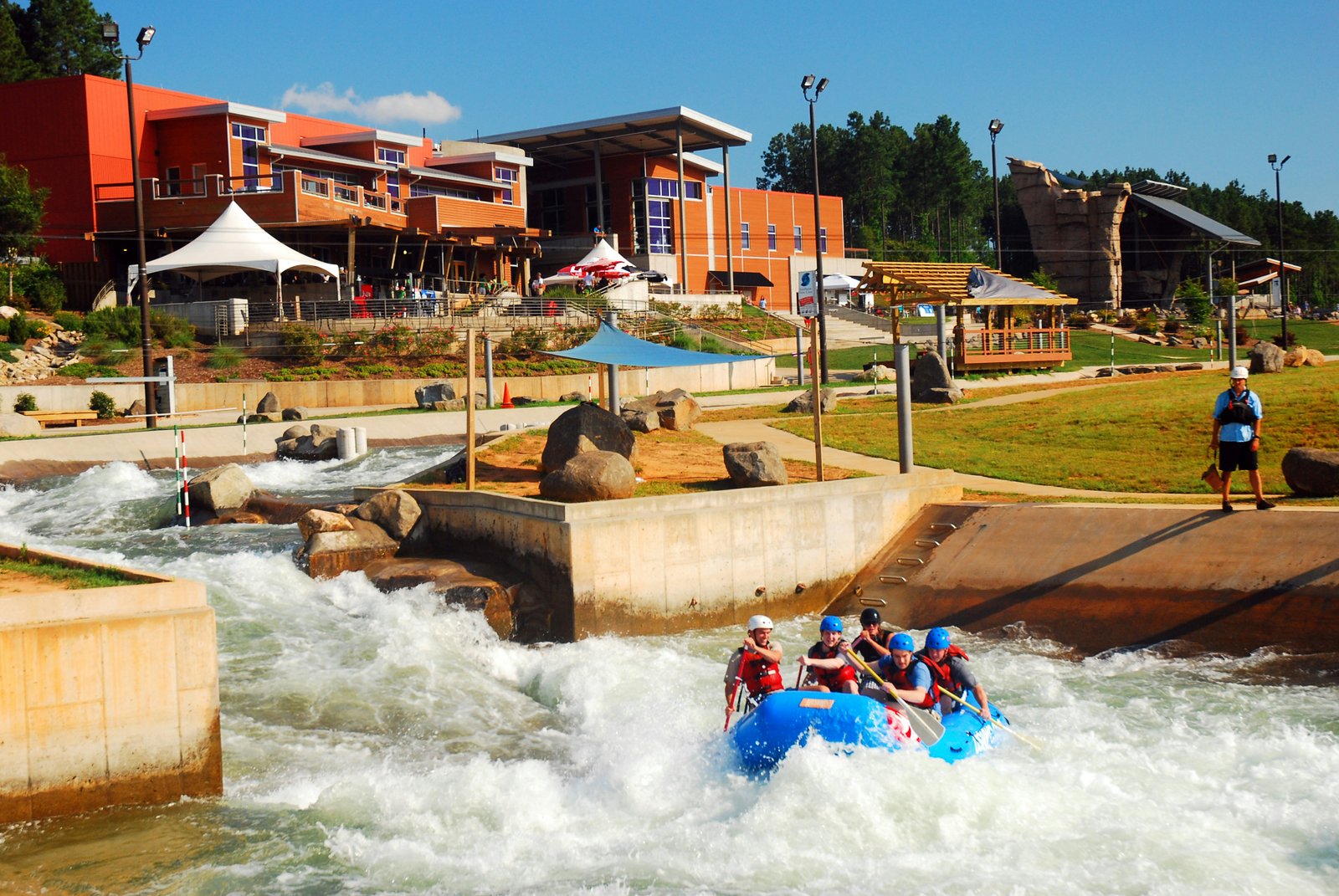 Baltas vandens srautas ir kajakai vandens sporto centre saulėtą dieną