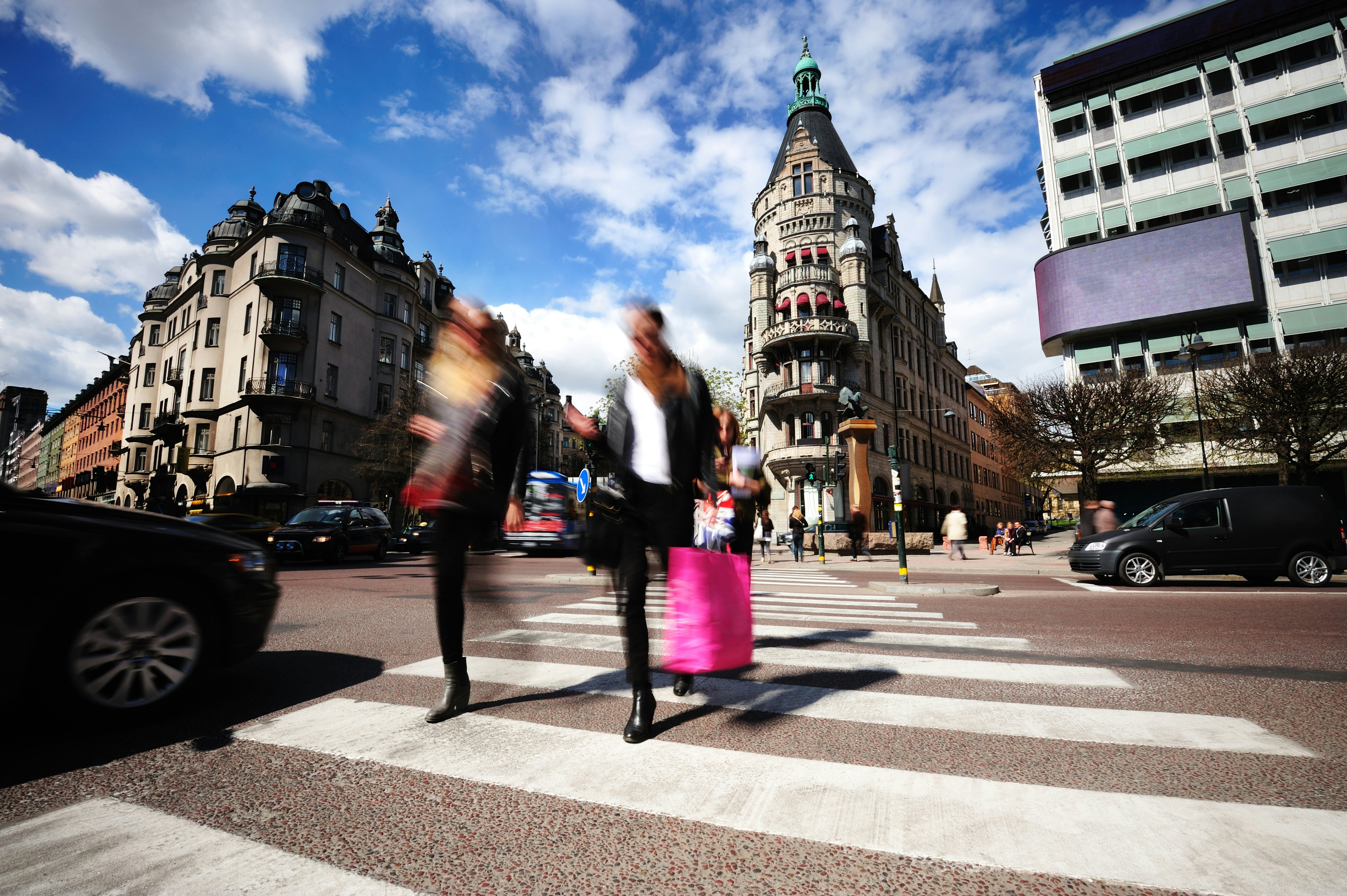 Neryškus žmonių vaizdas su pirkinių maišais Östermalm rajone, Stokholmas