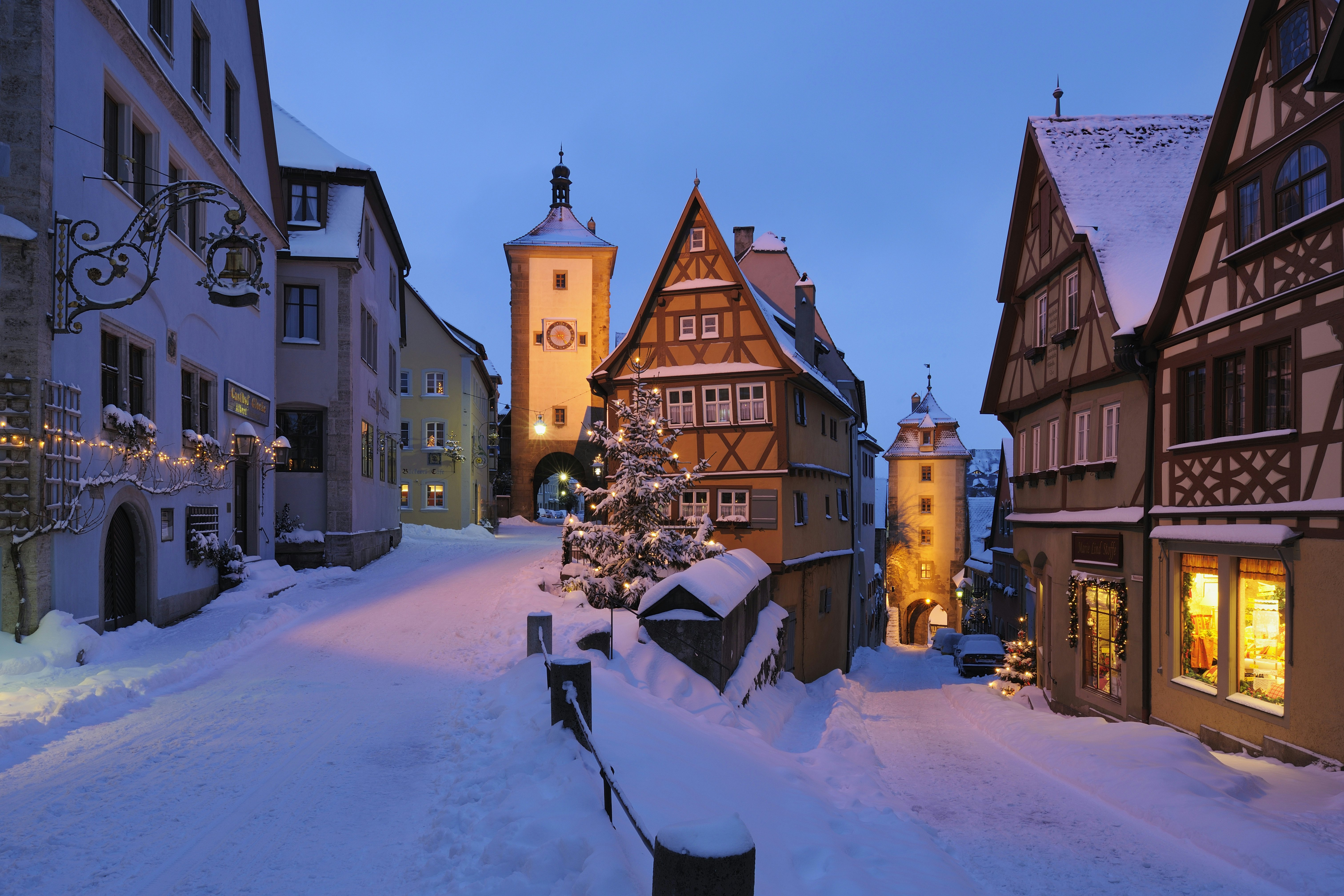 Sniegu padengtos gatvės su Sieber ir Kobolzeller bokštais istoriniame Rothenburg ob der Tauber, Bavarija
