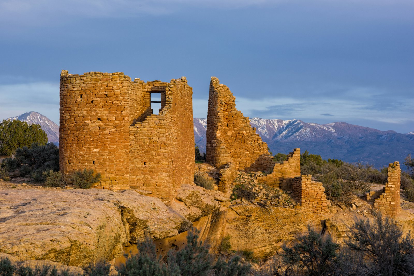 Hovenweep Pueblo griuvėsiai vakaro saulėje.