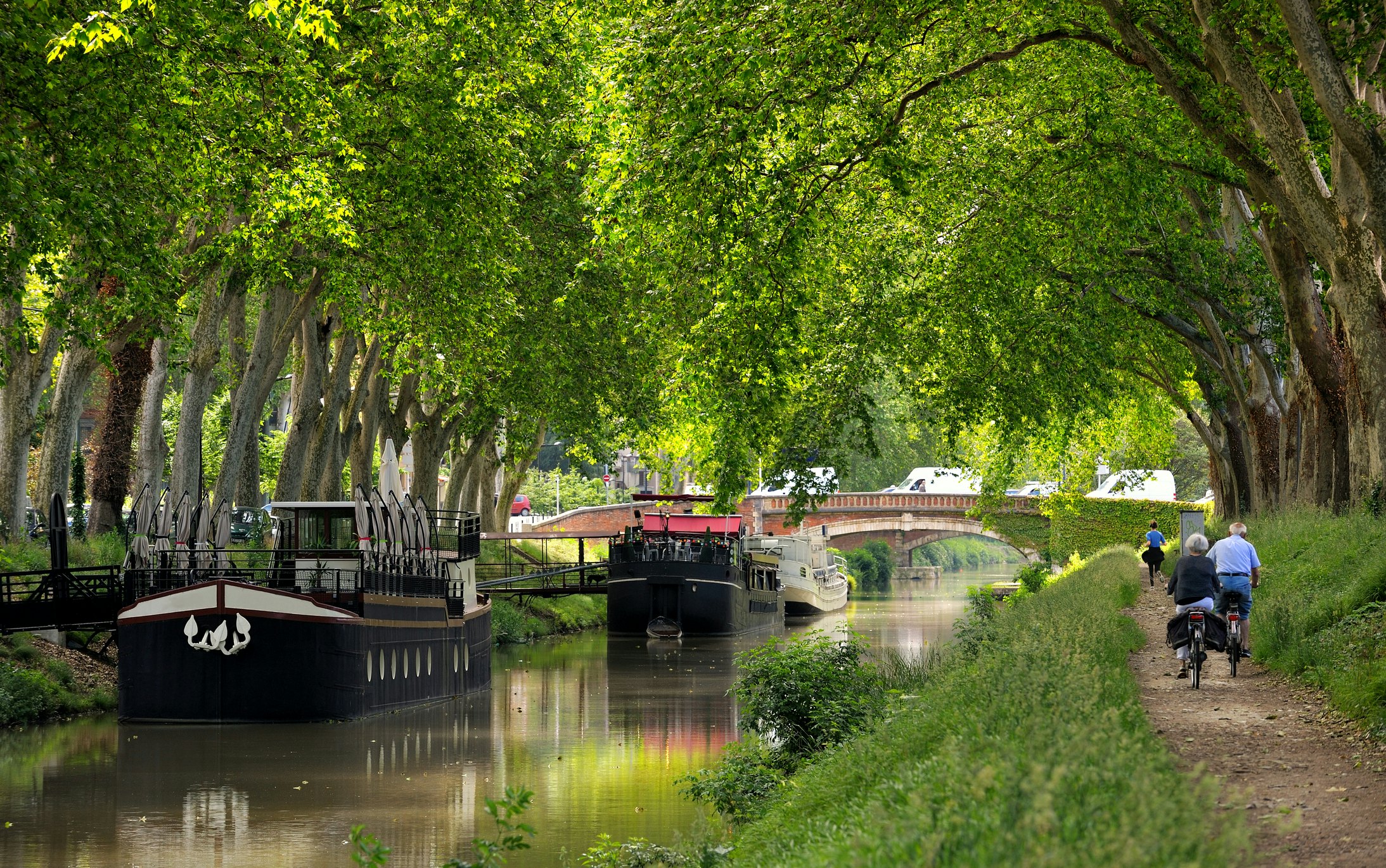Laivai Canal du Midi, dviratininkai traukos kelyje, Tulūza, Prancūzija