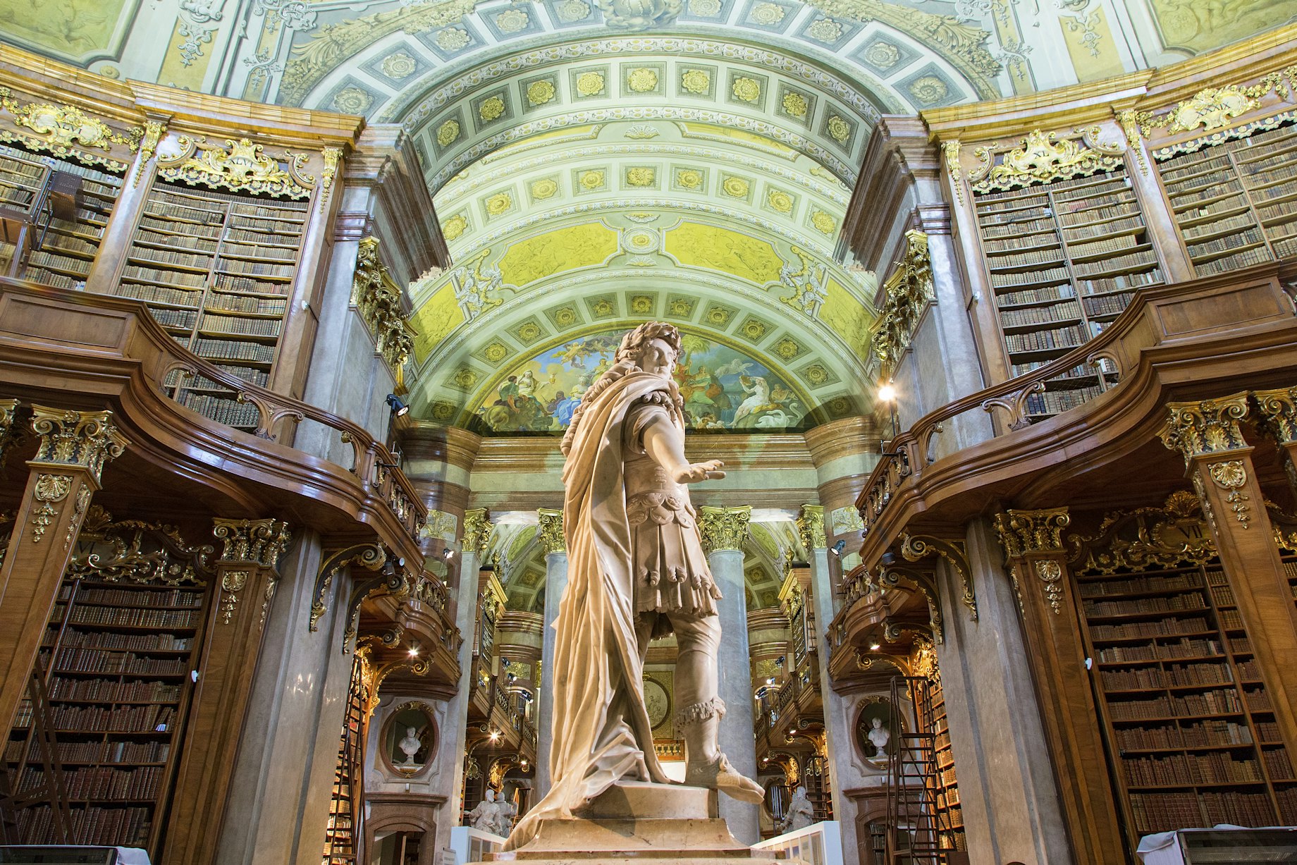 Skulptūra Austrijos nacionalinės bibliotekos Valstybės salėje, Viena