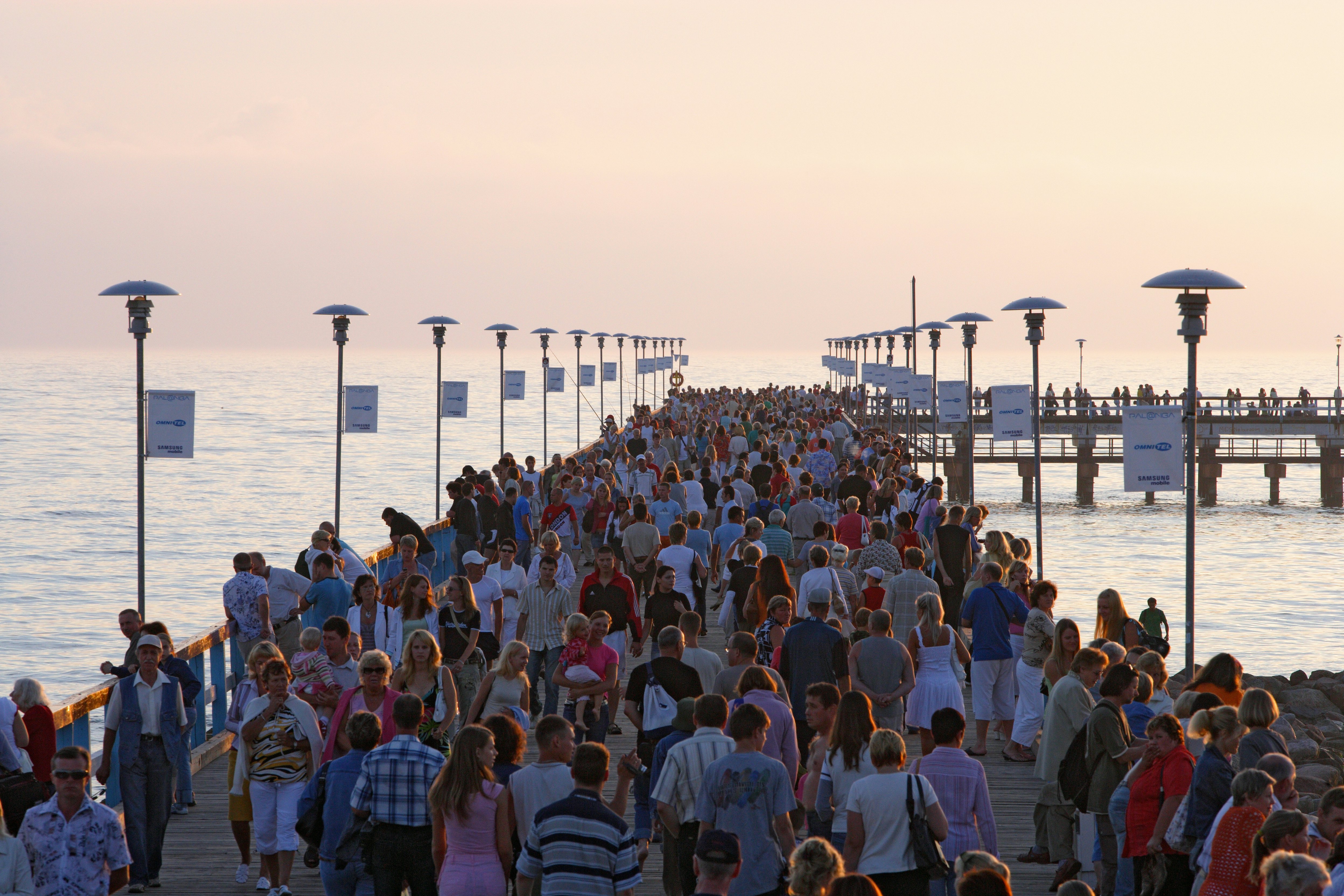 Minia žmonių ant Palangos tilto saulėlydžio metu, Palanga, Lietuva