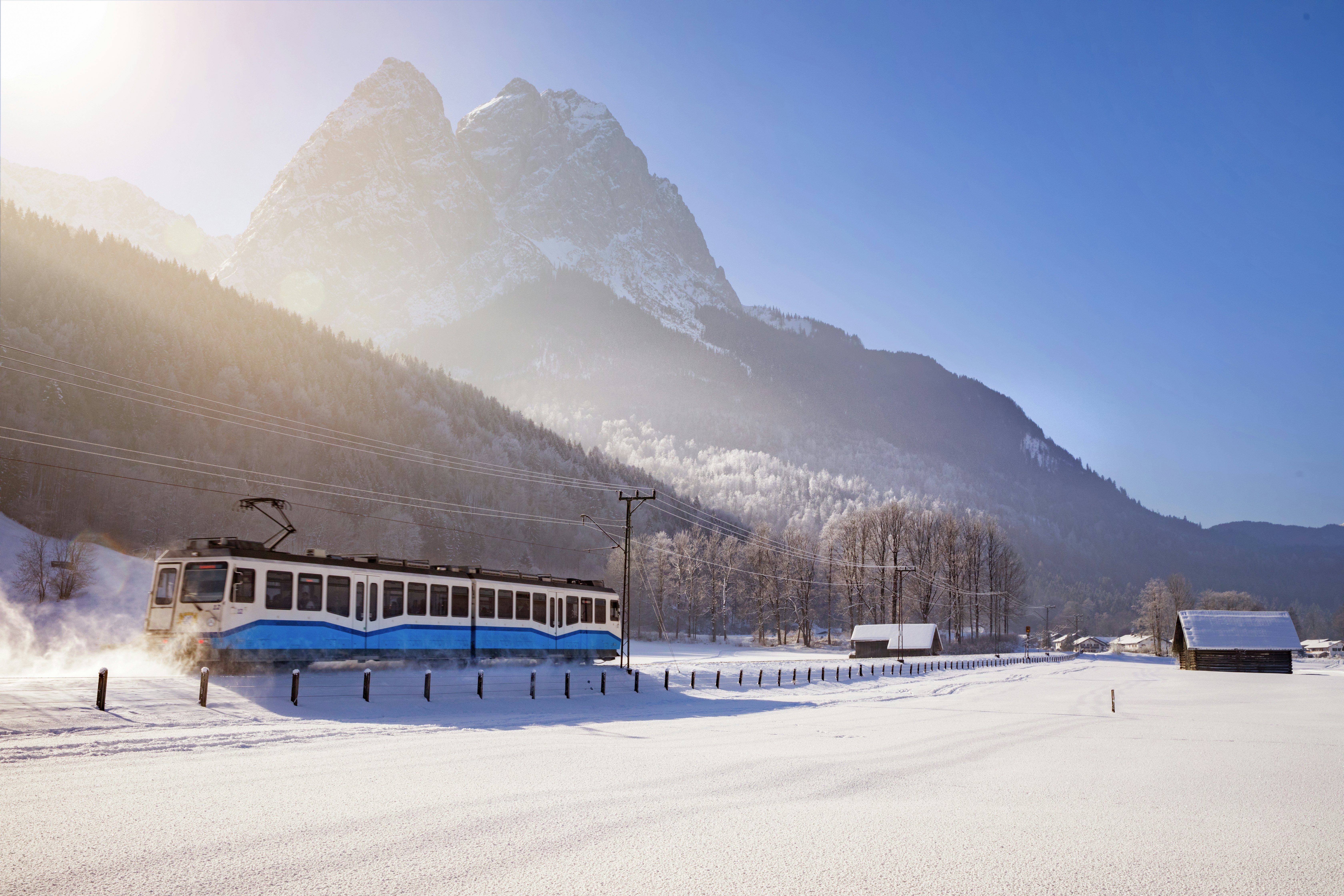Zugspitzbahn kalnų geležinkelis žiemą prie Zugspitze kalno Bavarijos Alpėse