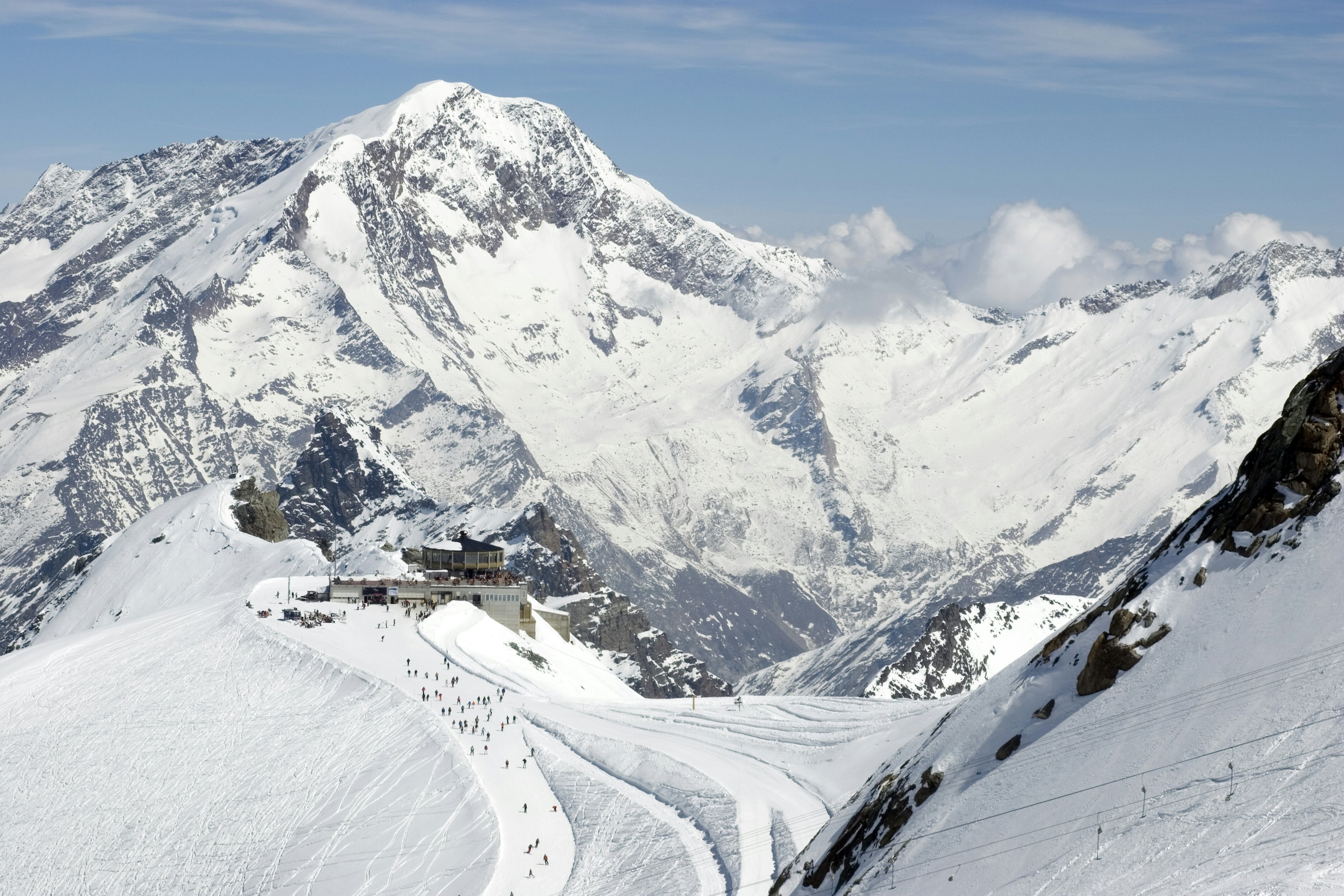 Allalin keltuvo stotis ir besisukiojantis restoranas Saas Fee. Apvalus pastatas virš Alpių kalnų