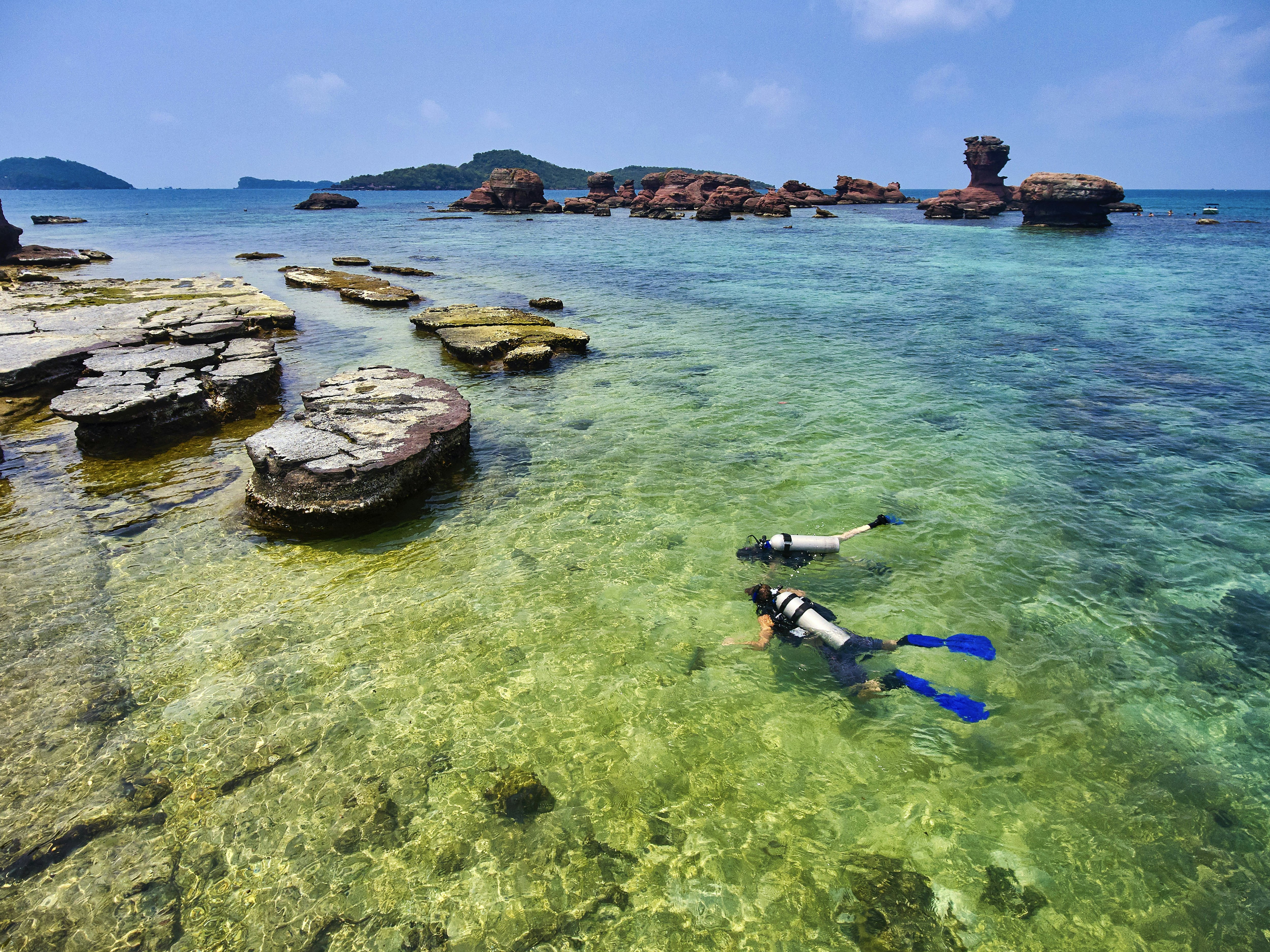 Du nardytojai tarp uolų Hom Gam Ghi priekrantėje, Phu Quoc