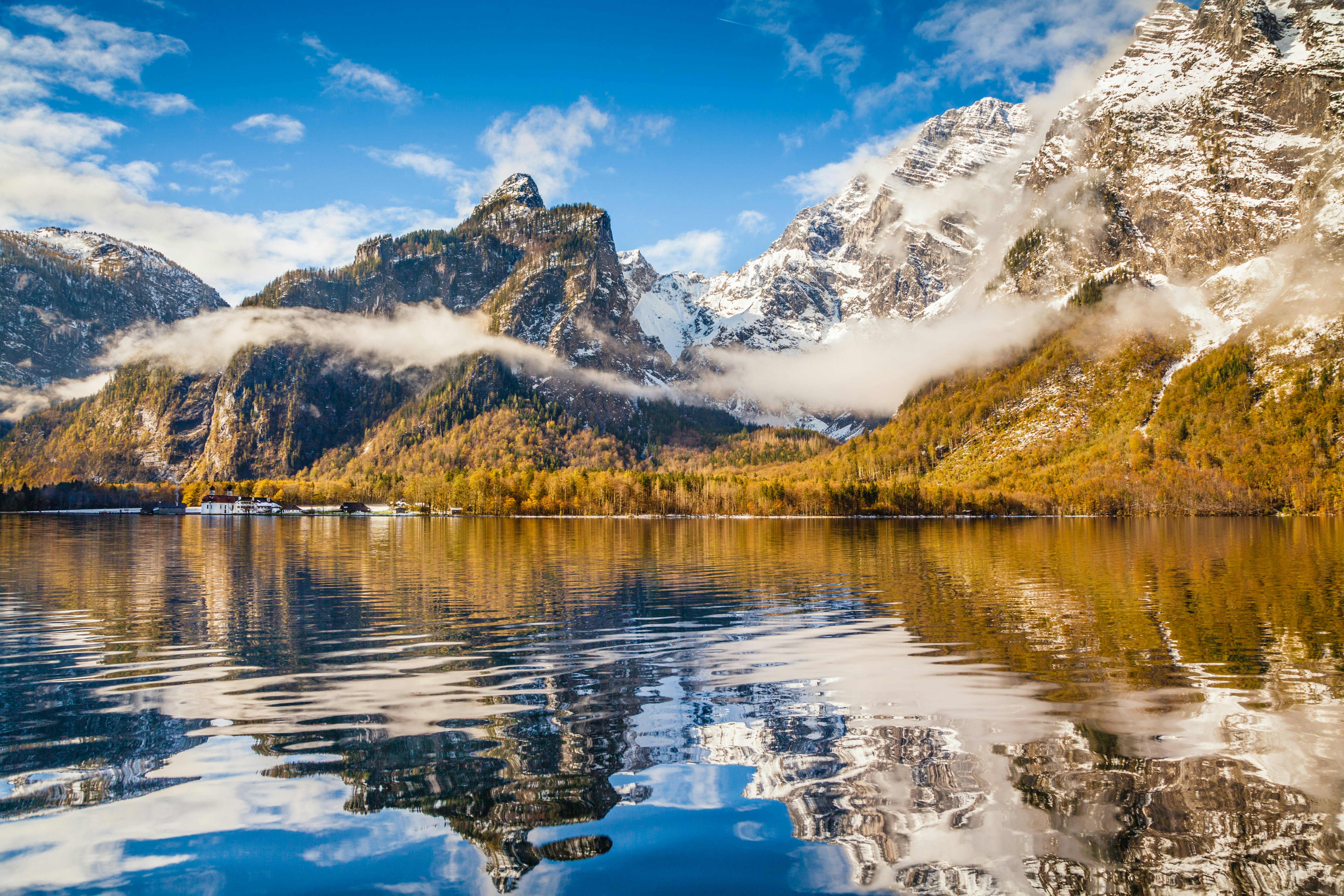 Rudens peizažas su auksiniais medžiais ir sniegu pasidengusiais šlaitais prie Königssee ežero, Bavarija