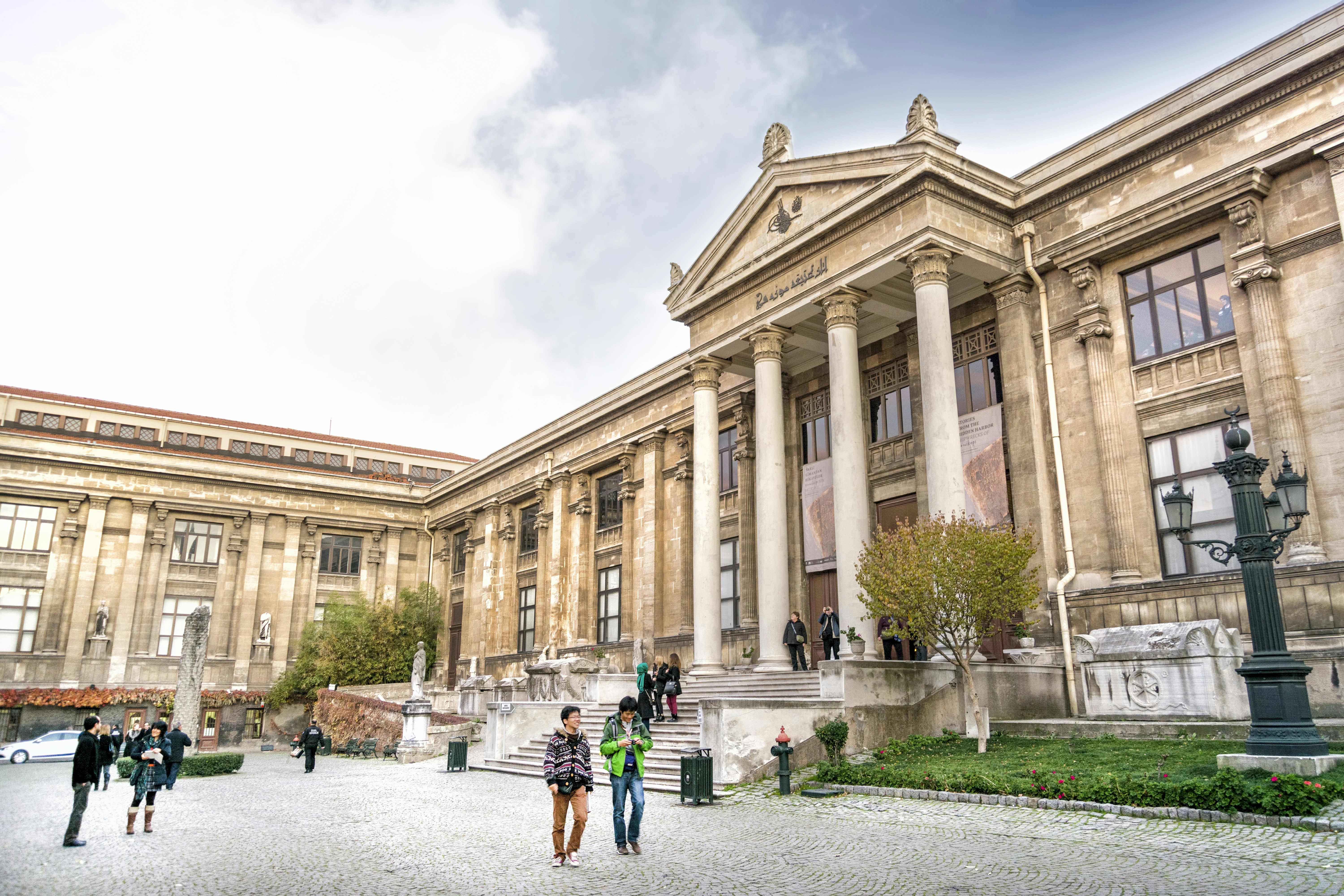 Pėstieji prie Stambulo archeologijos muziejaus apsiniaukusią dieną
