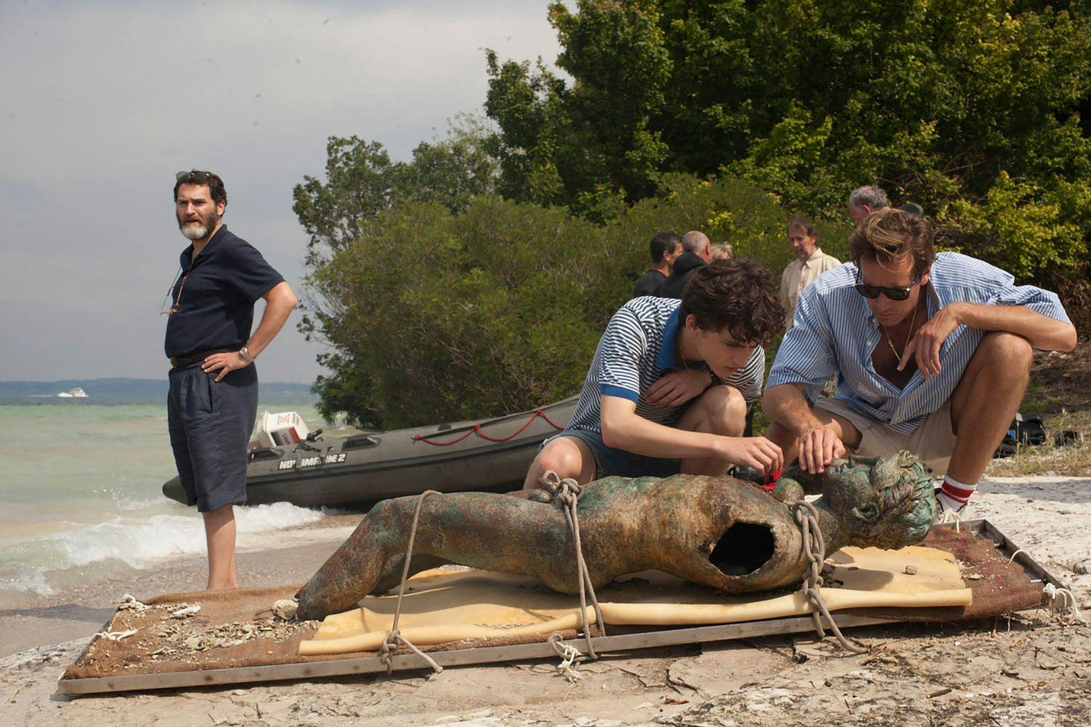 Kadras iš filmo „Call Me By Your Name“ paplūdimyje