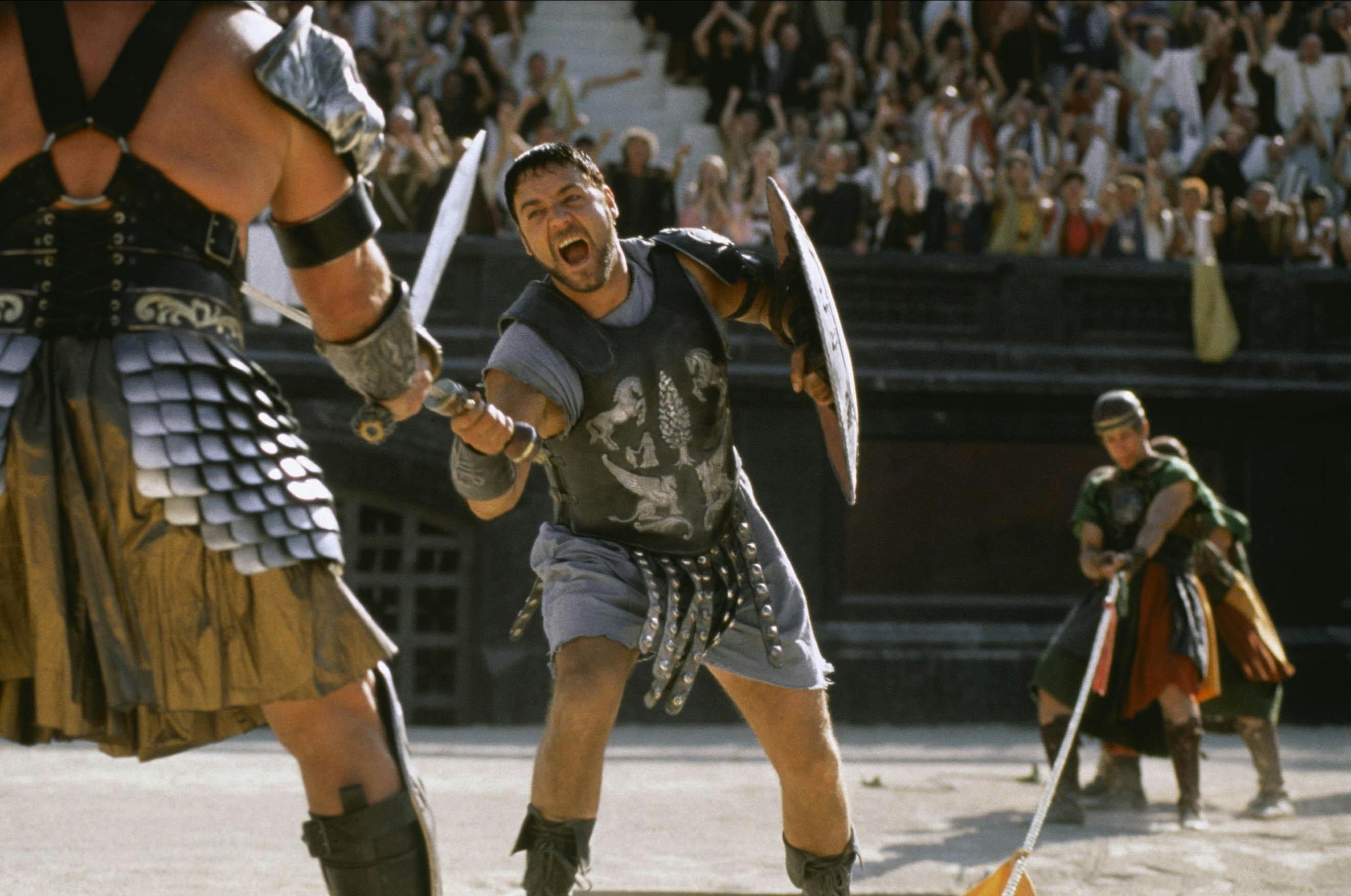 Vyras apsirengęs gladiatoriumi kovoja arenoje