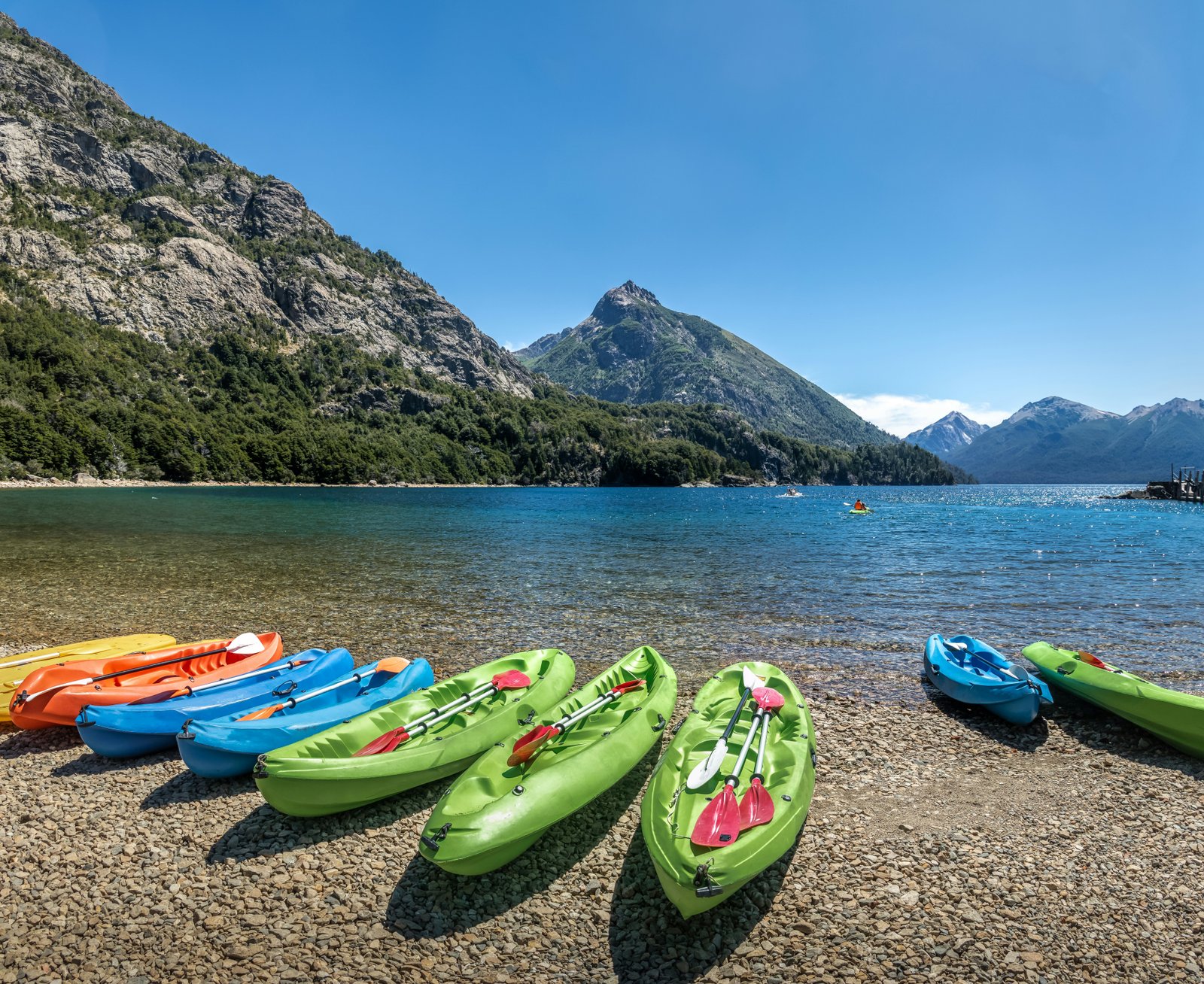 Spalvingi Kajakai ežere, apsupto kalnų Bahia Lopez Bariloche, Patagonia, Argentina