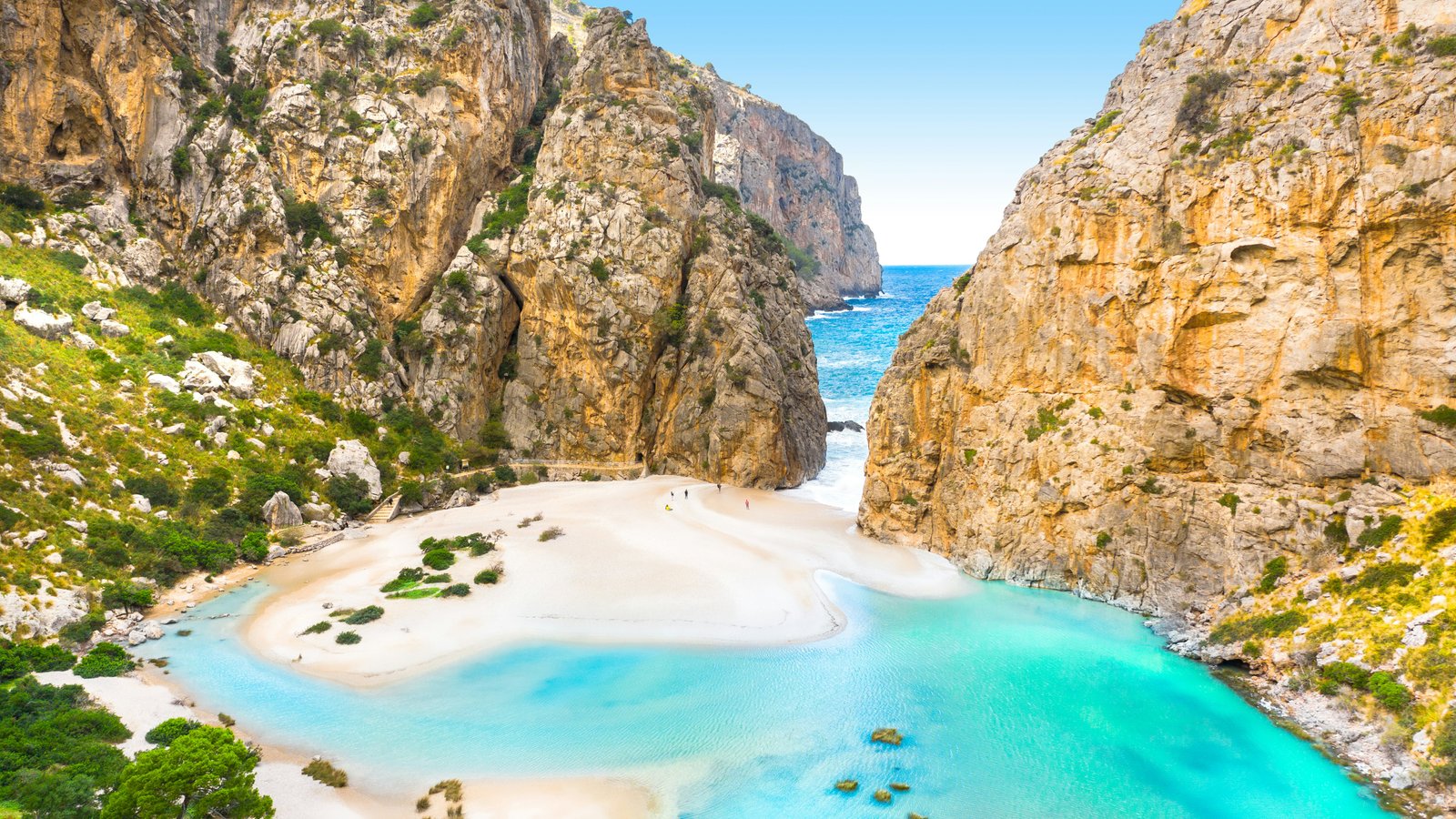 Torrent de Pareis Sa Calobra Mallorca, Ispanija. Graži įlankos paplūdimys turkio spalvos jūra kalnuose, Cala Sa Calobra.