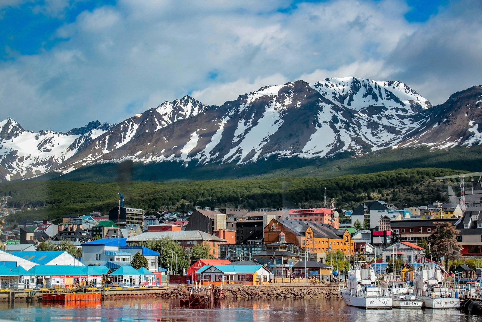 Ushuaia vaizdas iš laivo. Tierra del Fuego provincija Argentinoje. Patagonija.