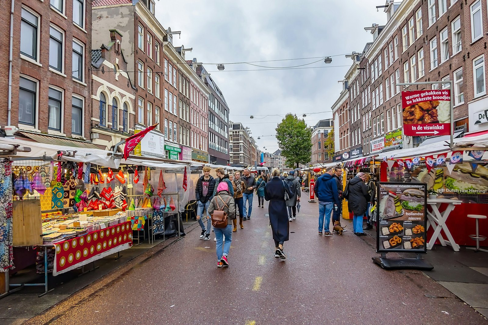Žmonės lankosi Albert Cuyp turgavietėje, didžiausioje ir populiariausioje lauko turgavietėje Nyderlanduose, Amsterdamo De Pijp rajone.