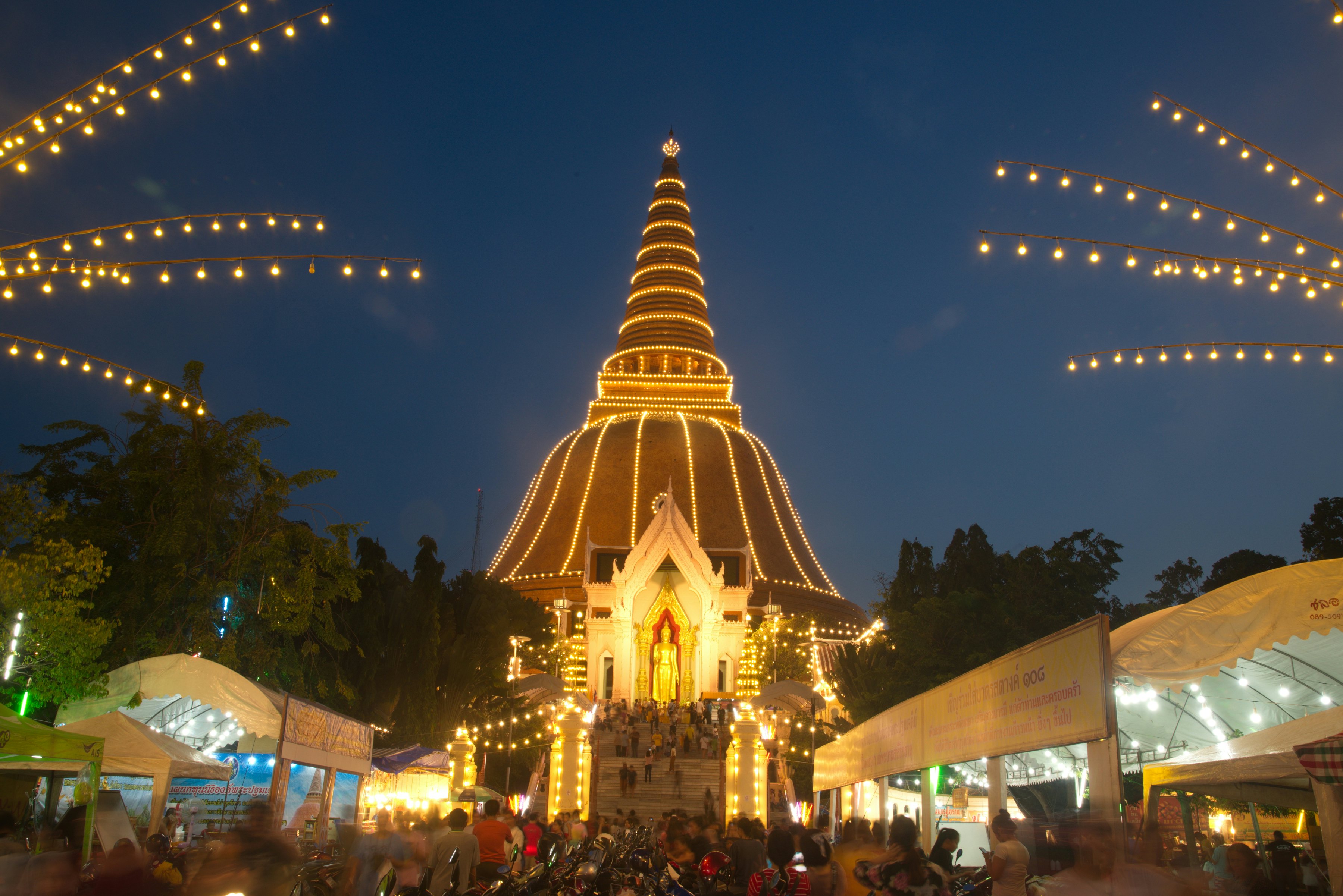 Budistų susibūrimas prie Phra Pathom Chedi Nakhon Pathom mieste saulėlydžio metu.