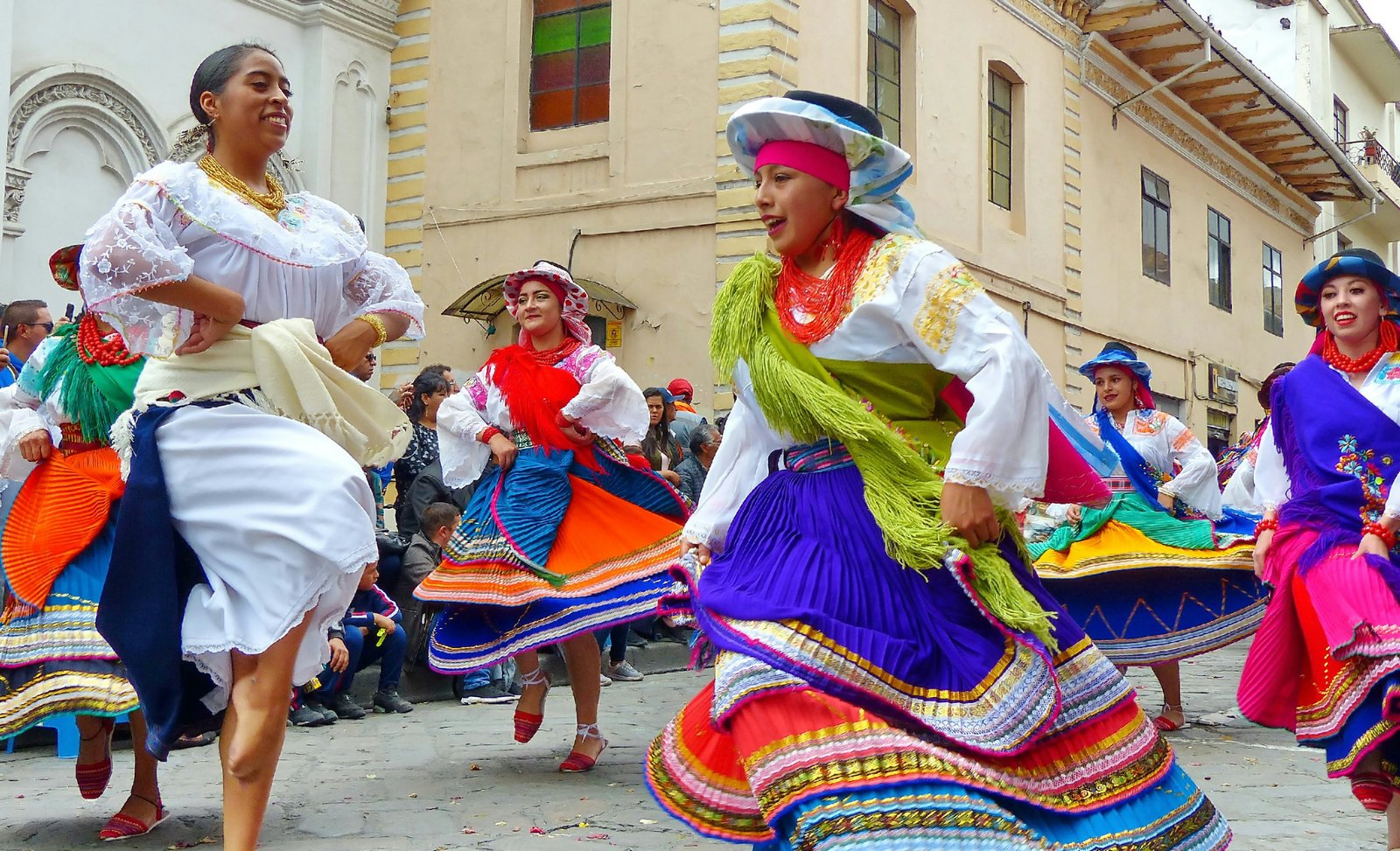 Šokėjai Kalėdų parade, Kuensos mieste, Ekvadoroje