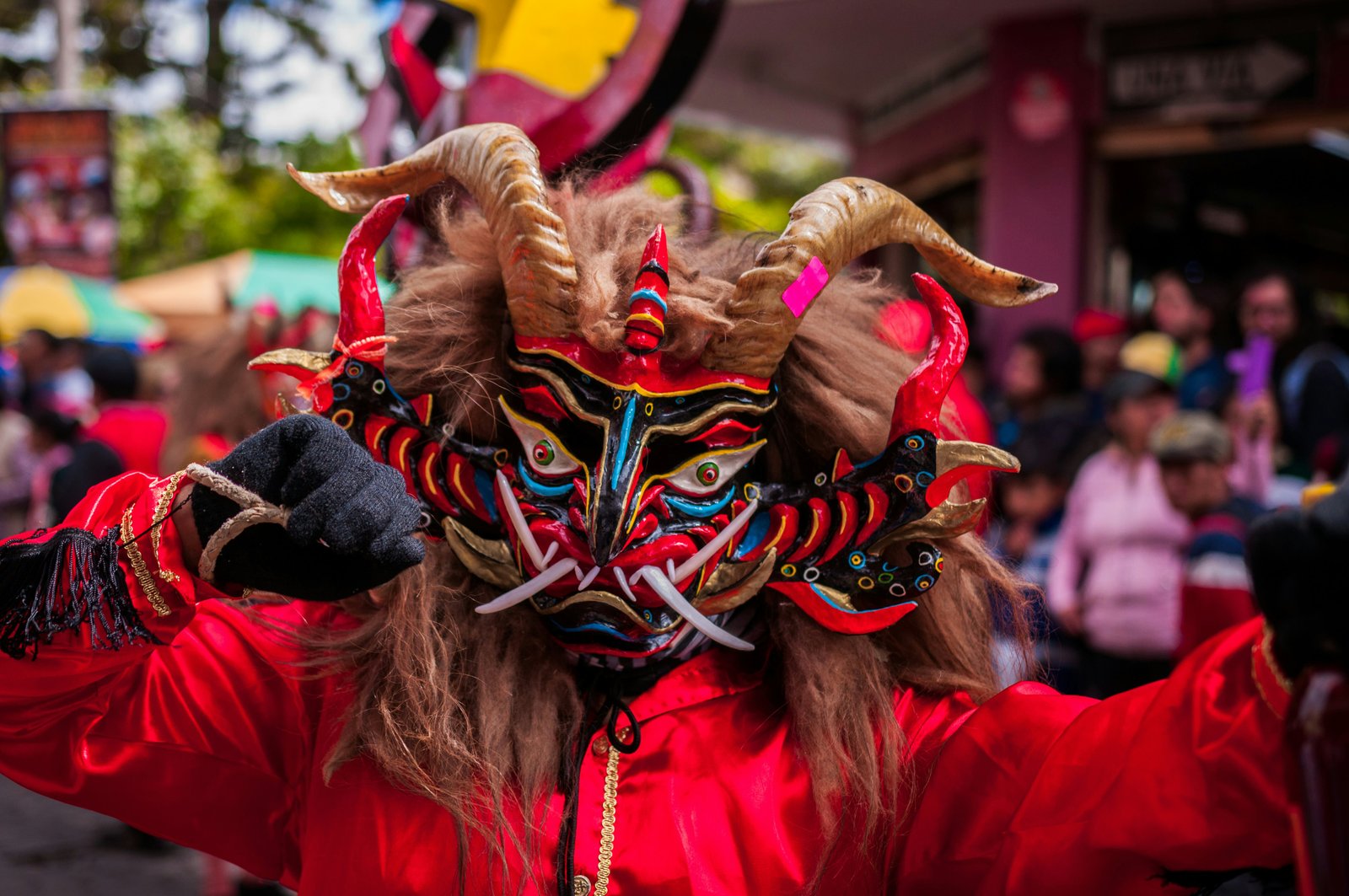 Asmuo su raudona velnio kauke Diablada ar Velnio festivalyje