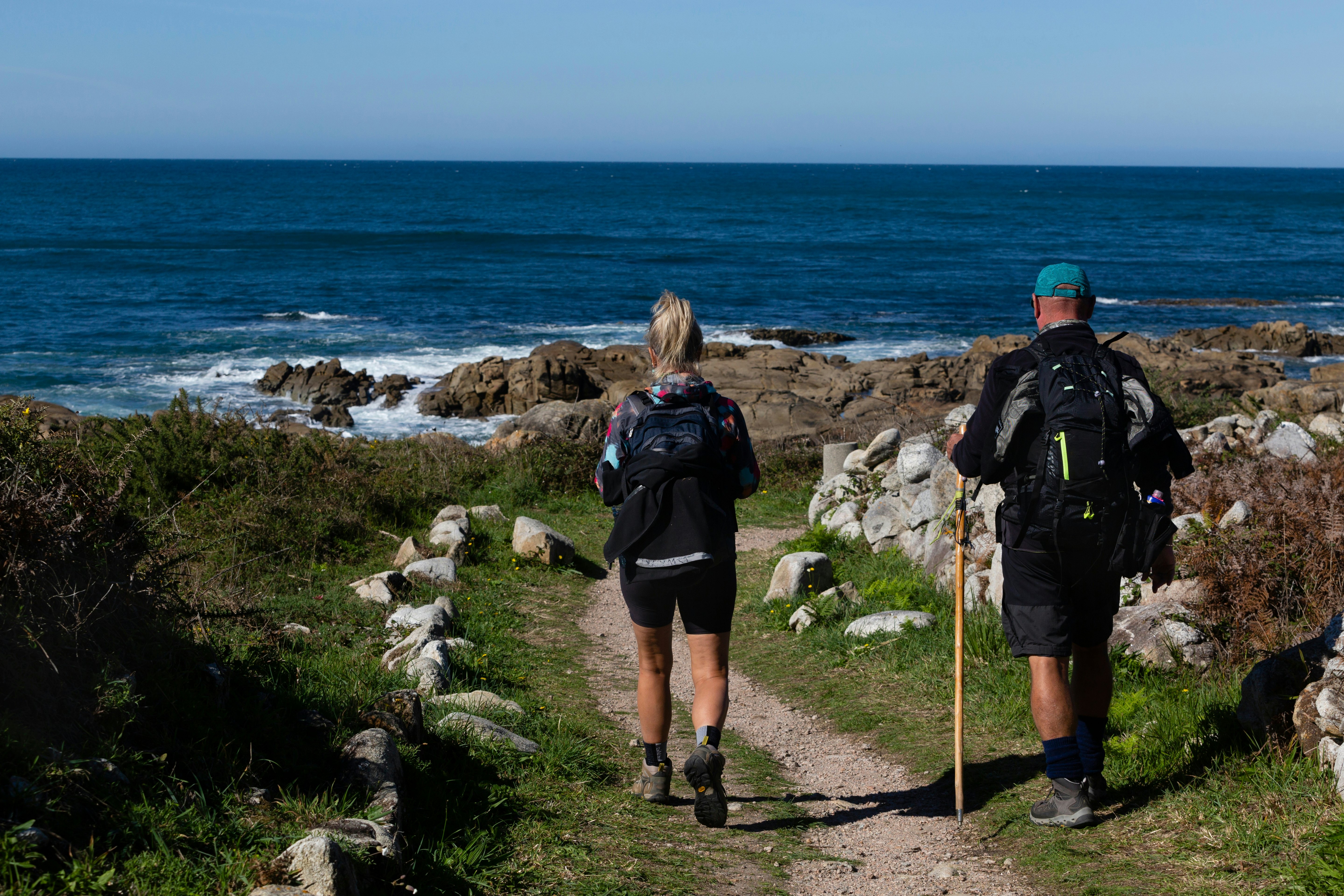 Du piligrimai eina pakrante palei Atlanto vandenyną, Portugalijos Camino de Santiago kelyje A Guarda mieste
