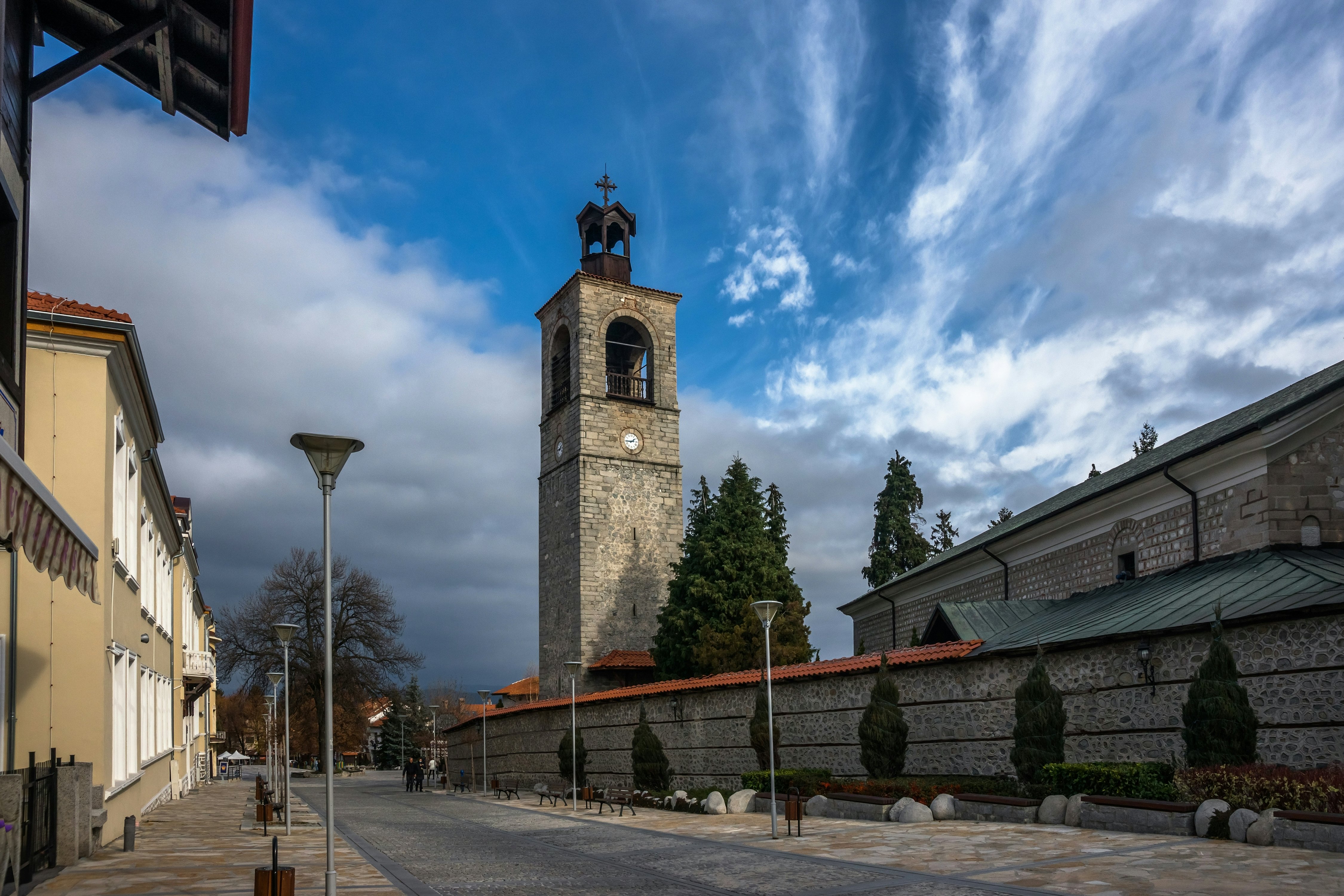 Šv. Trejybės bažnyčia su varpine Bansko centre, Bulgarija