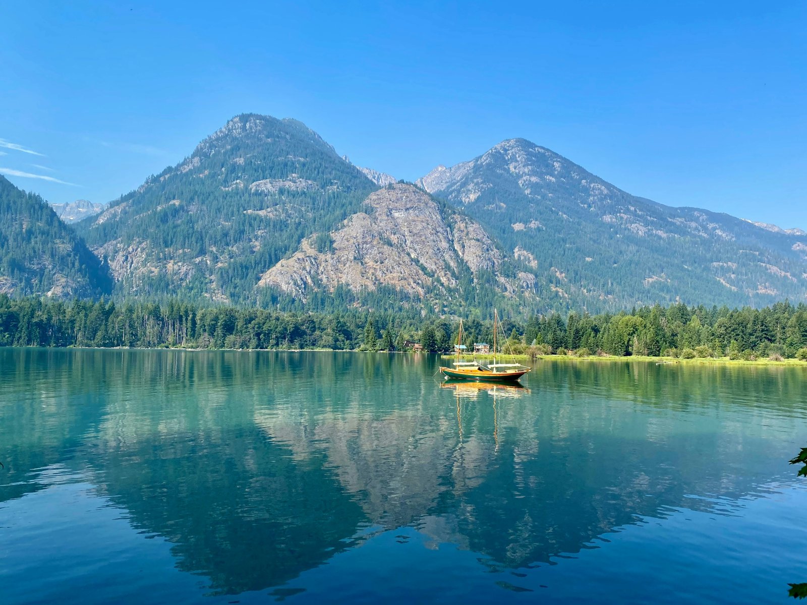 Atkurtas atspindys Lake Chelan, North Cascades National Park.