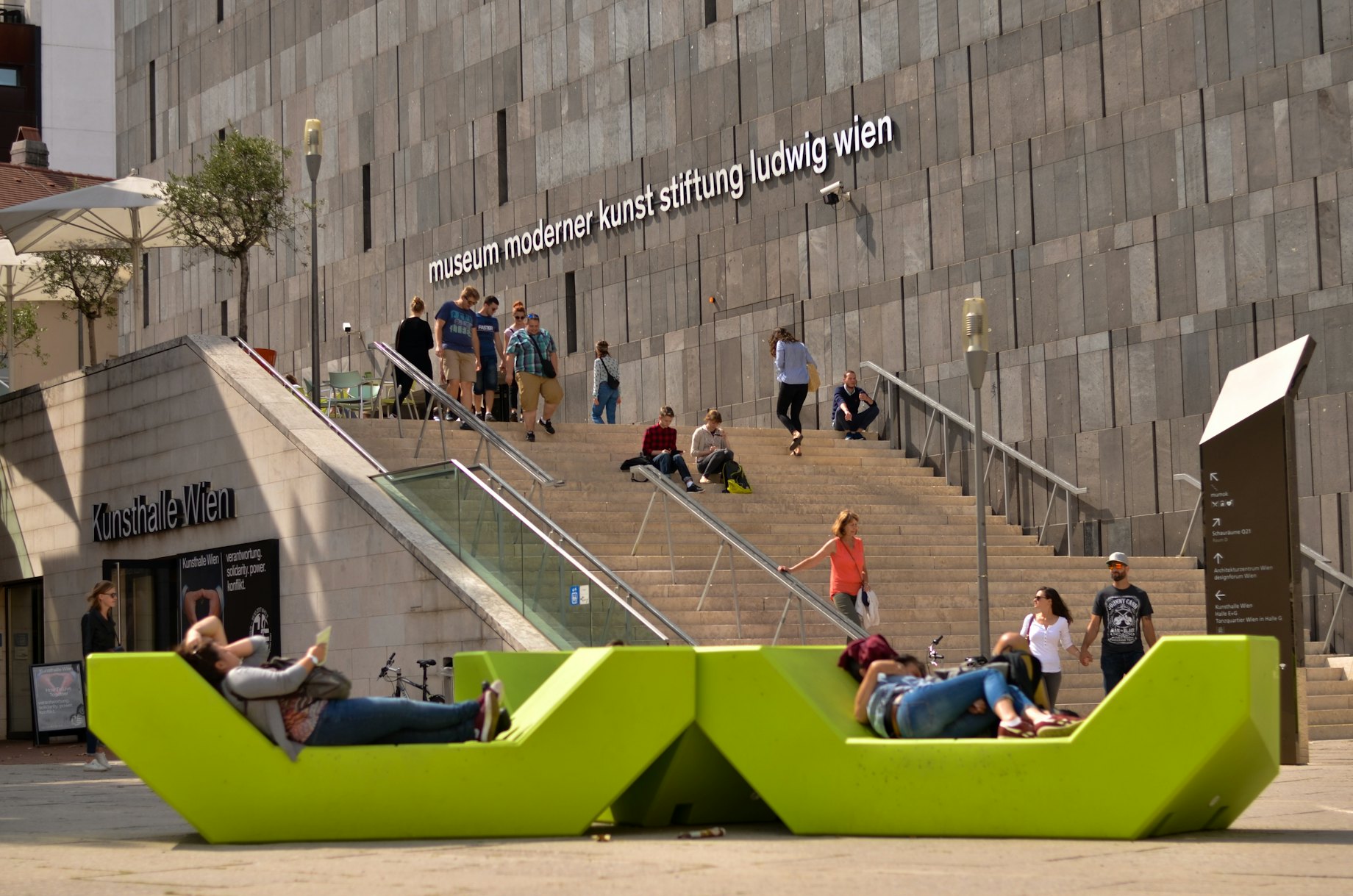 Žmonės priešais MUMOK, MuseumsQuartier, Viena, Austrija
