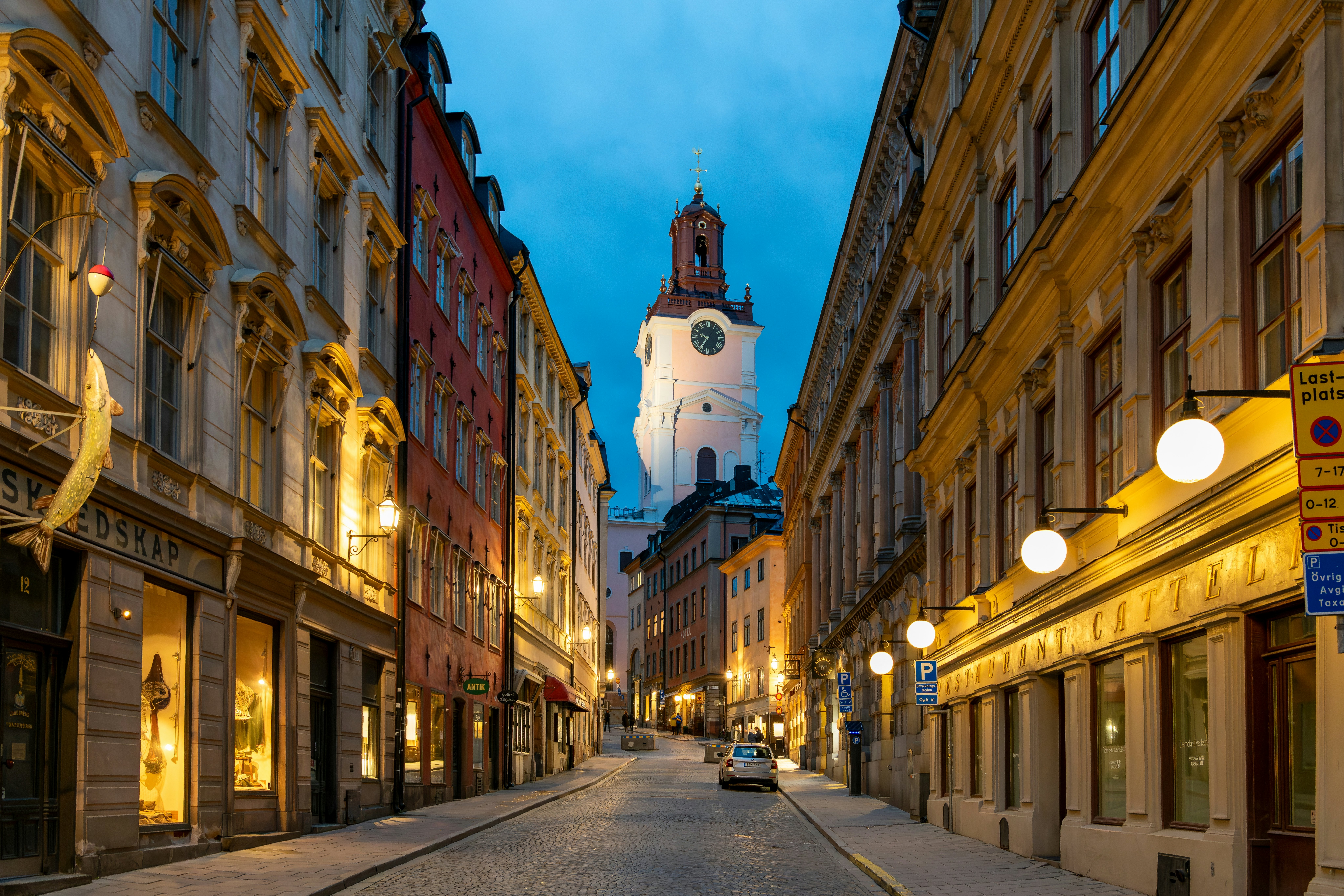 Vaizdas į Šv. Mikalojaus bažnyčią einant istorine Gamla Stan gatve vakarėjant, Stokholmas