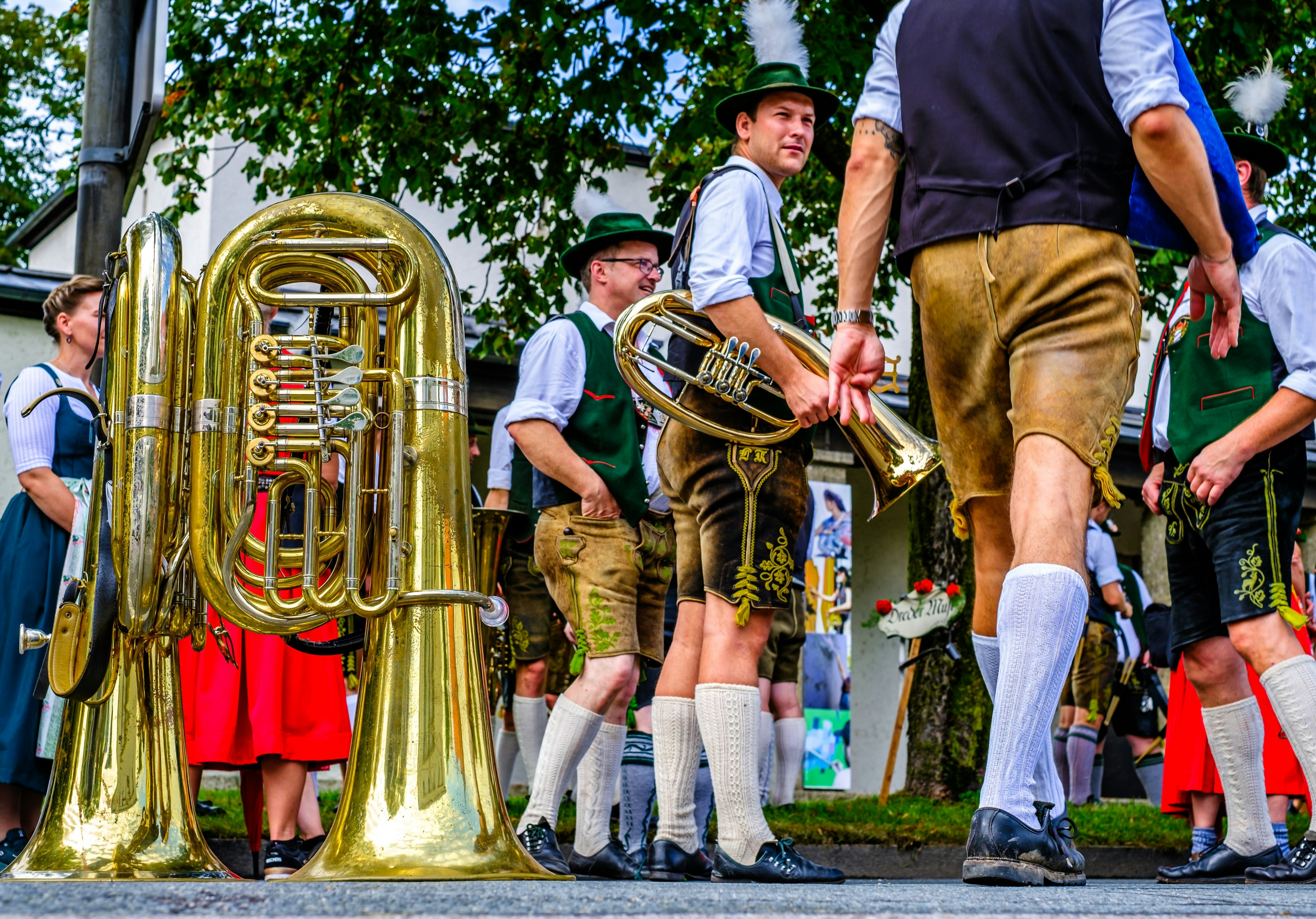 Dalyviai dėvi lederhosen bei kitus tradicinius rūbus ir žygiuoja parade Herbstfest Rosenheim mieste, Bavarijoje.