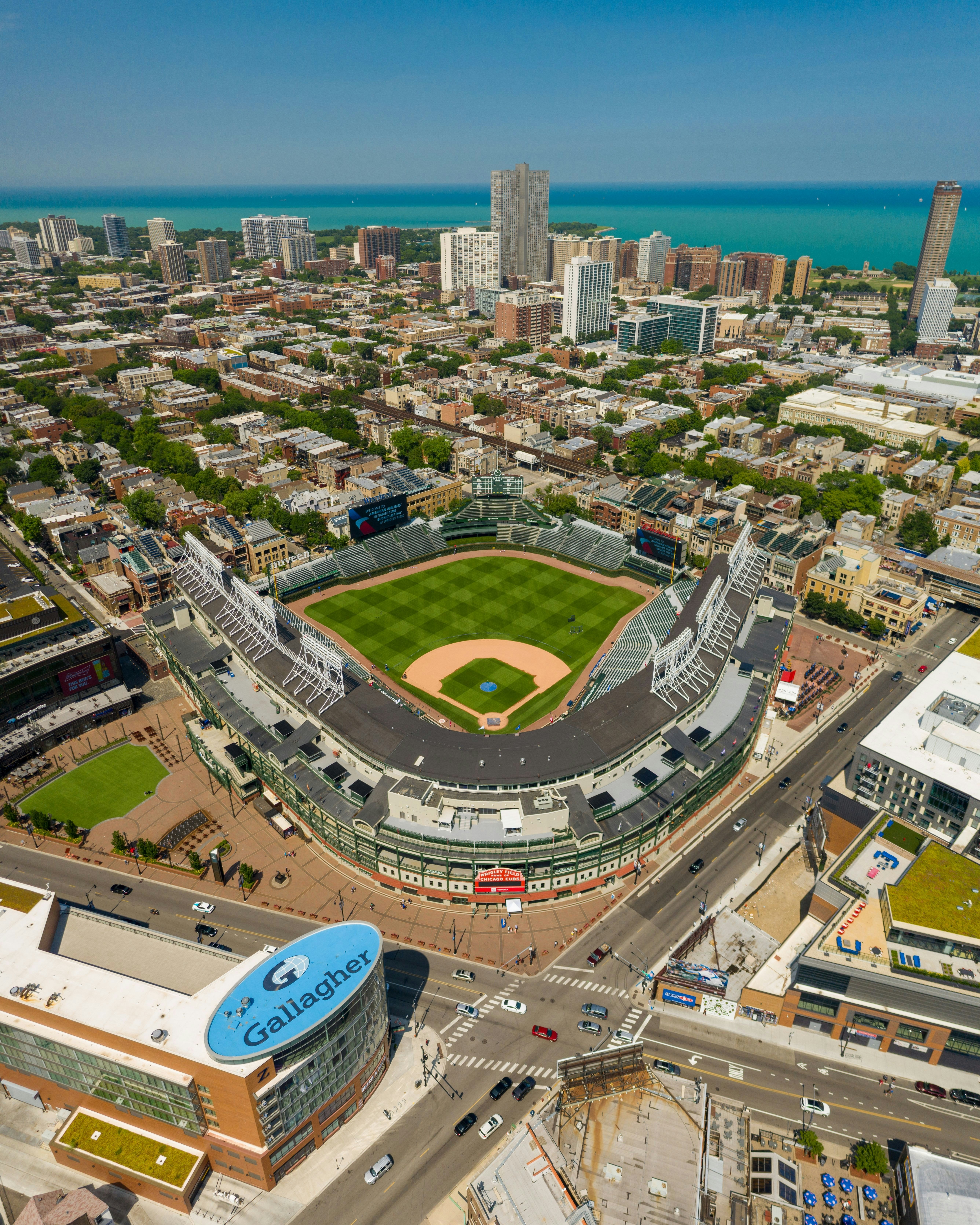 Vaizdas iš viršaus į Wrigley Field beisbolo stadioną, už kurio matyti Mičigano ežeras