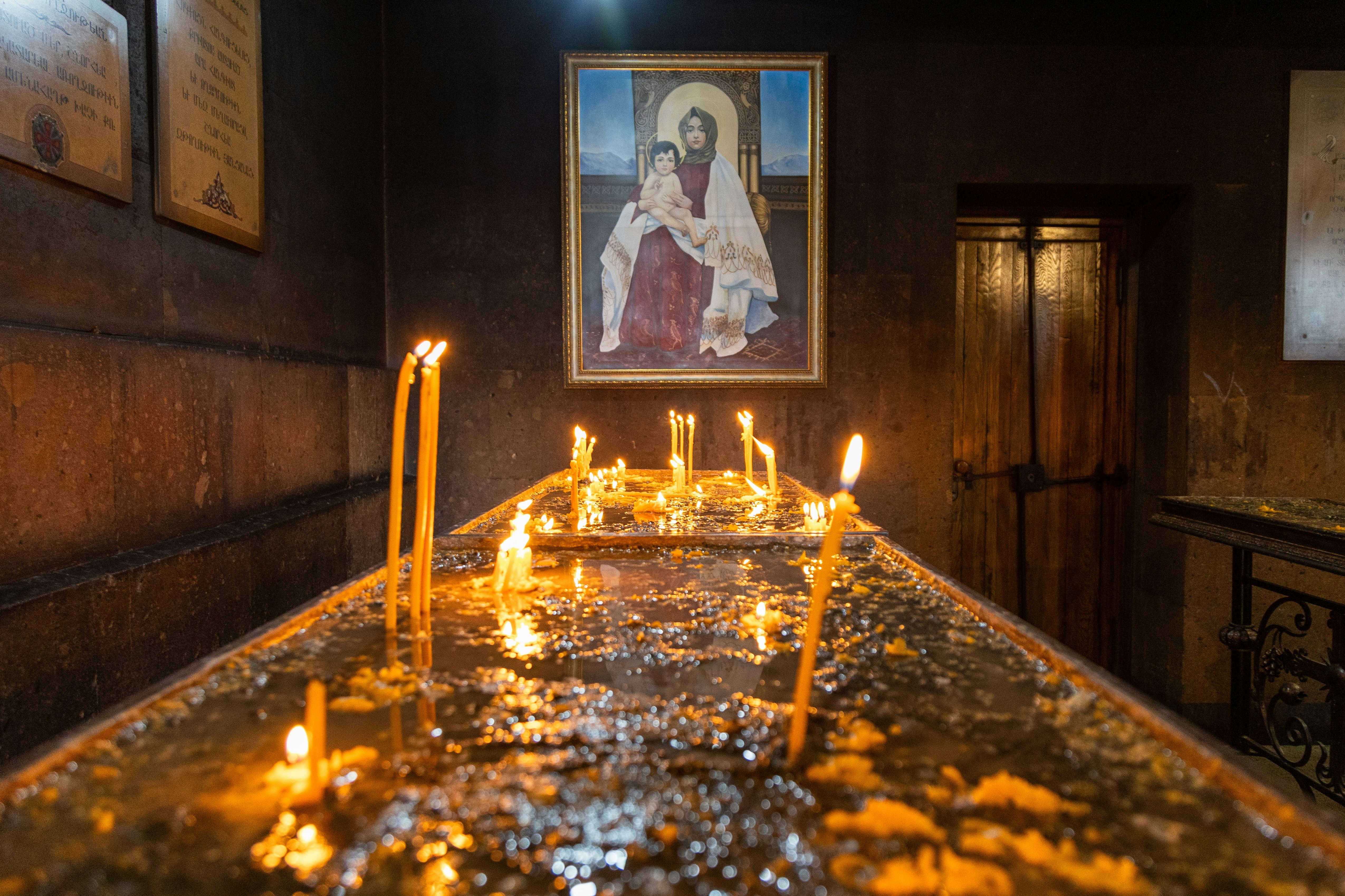Žvakės ir religine ikona Šv. Sarkiso katedroje, Jerevane, Armėnijoje