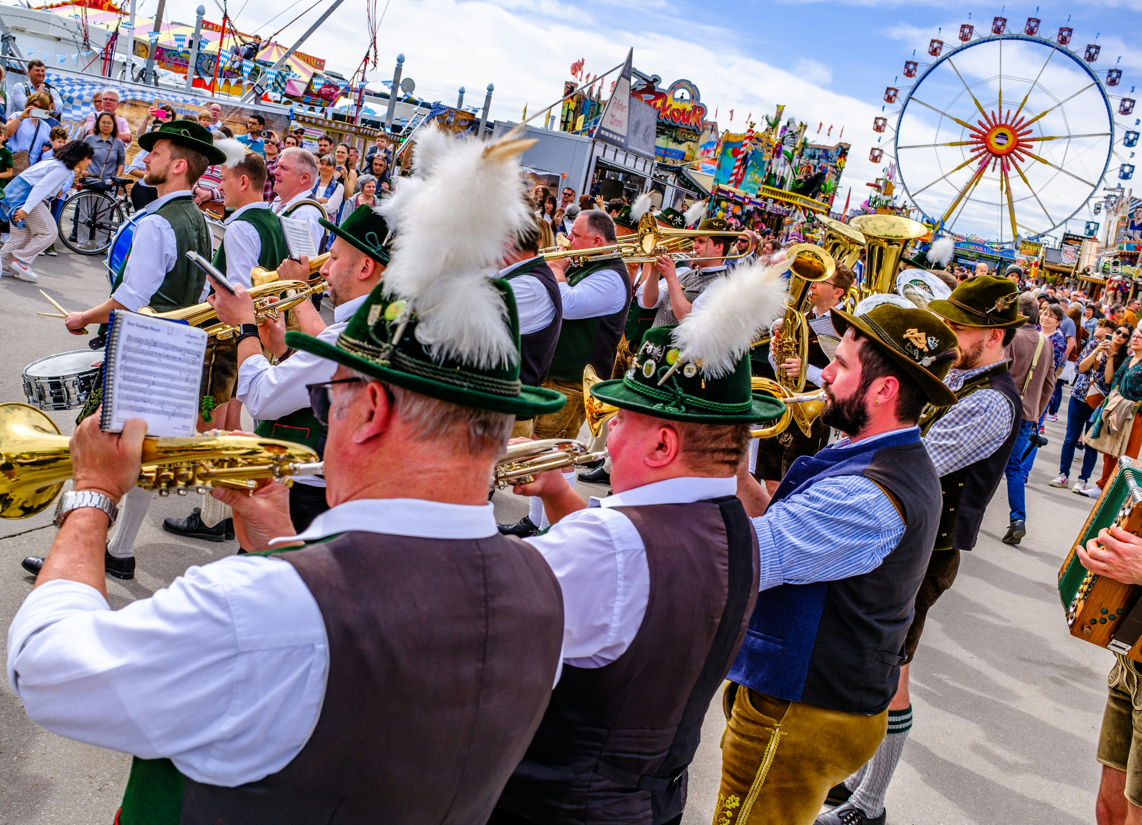 Dalyviai su tradiciniais bavarų drabužiais groja trimitais, atidarydami Frühlingsfest (Pavasario festivalį) Miunchene.
