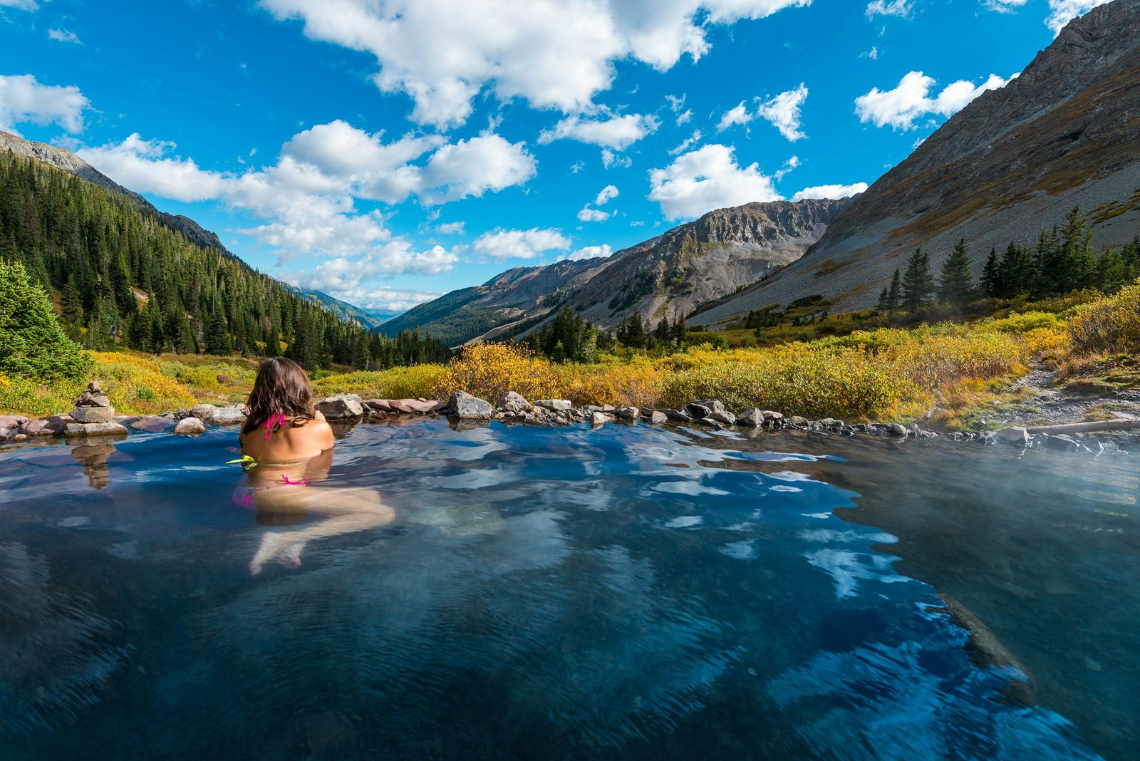 Moteris ilsisi karštoje pirtyje Conundrum Hot Springs netoli Aspen, Koloradas