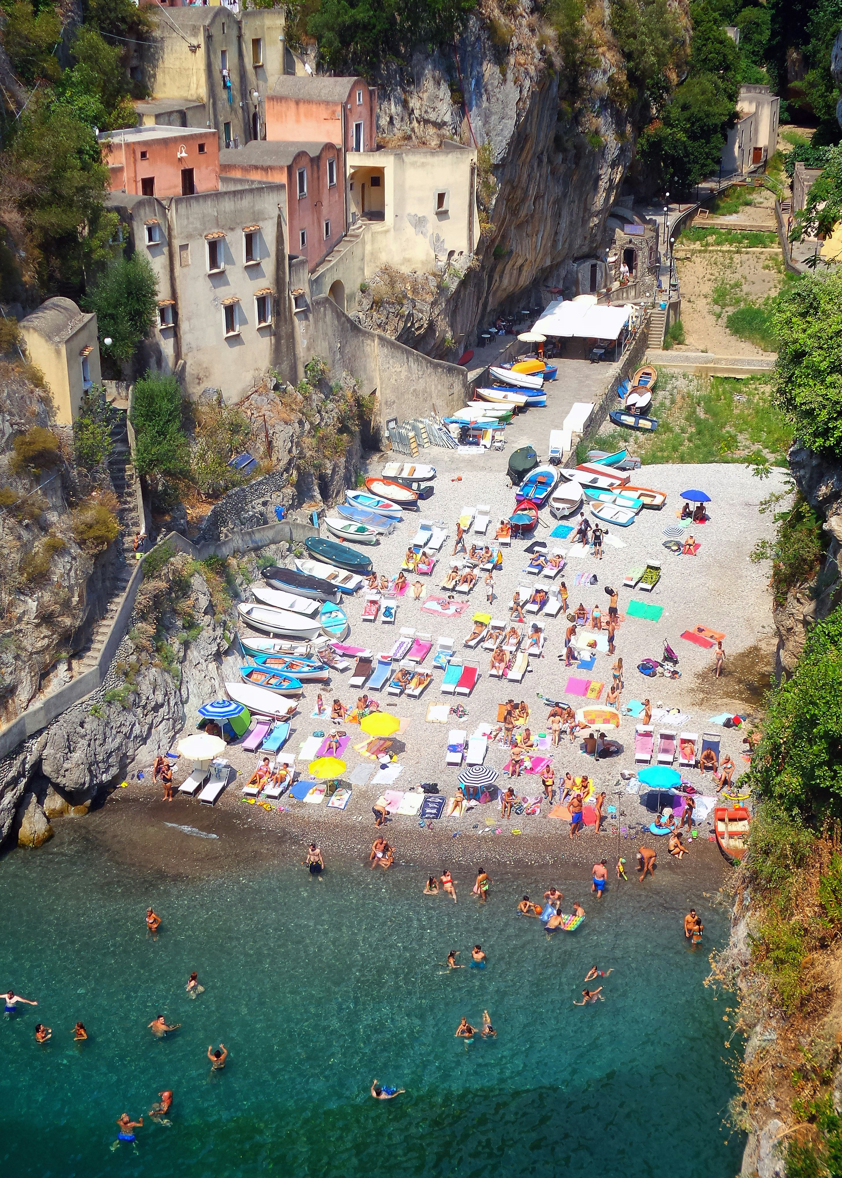 Furore forte, Amalfio pakrantė, Ravello, Italija. Paplūdimio vaizdas nuo viaduko Amalfio pakrantėje.