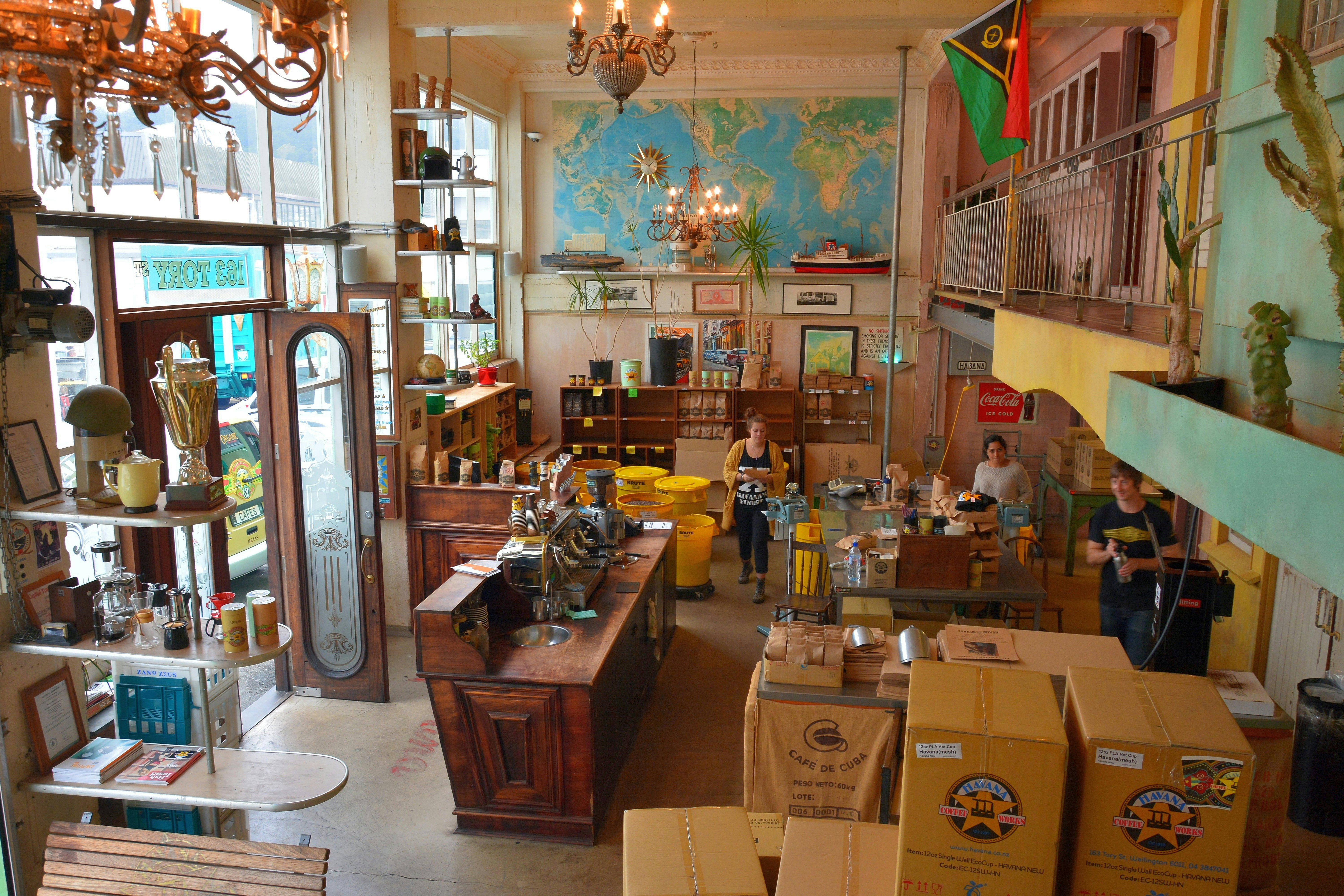 Havana Coffee Works vidaus interjeras Velingtono mieste, žmonės mėgaujasi kava