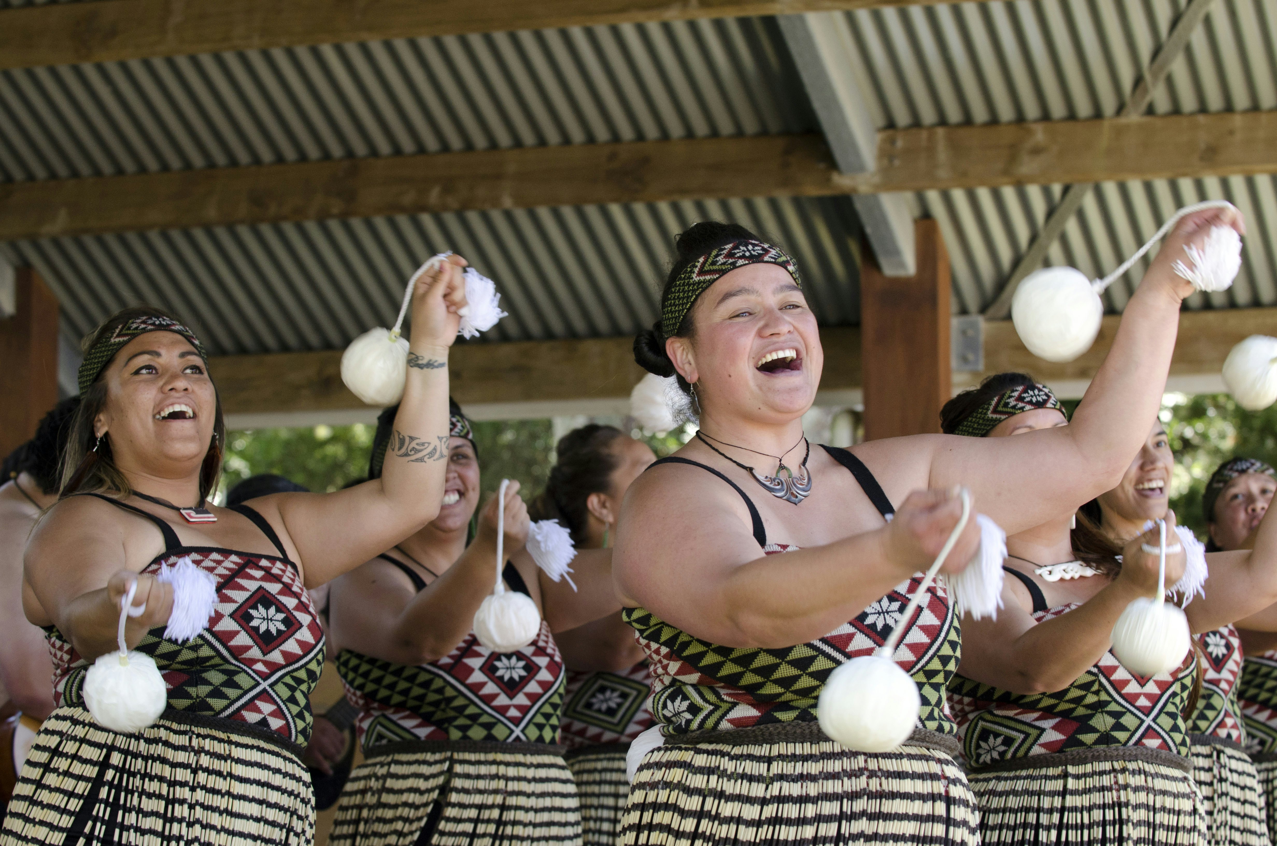 Maorių moterys atlieka poi šokį per Waitangi dieną