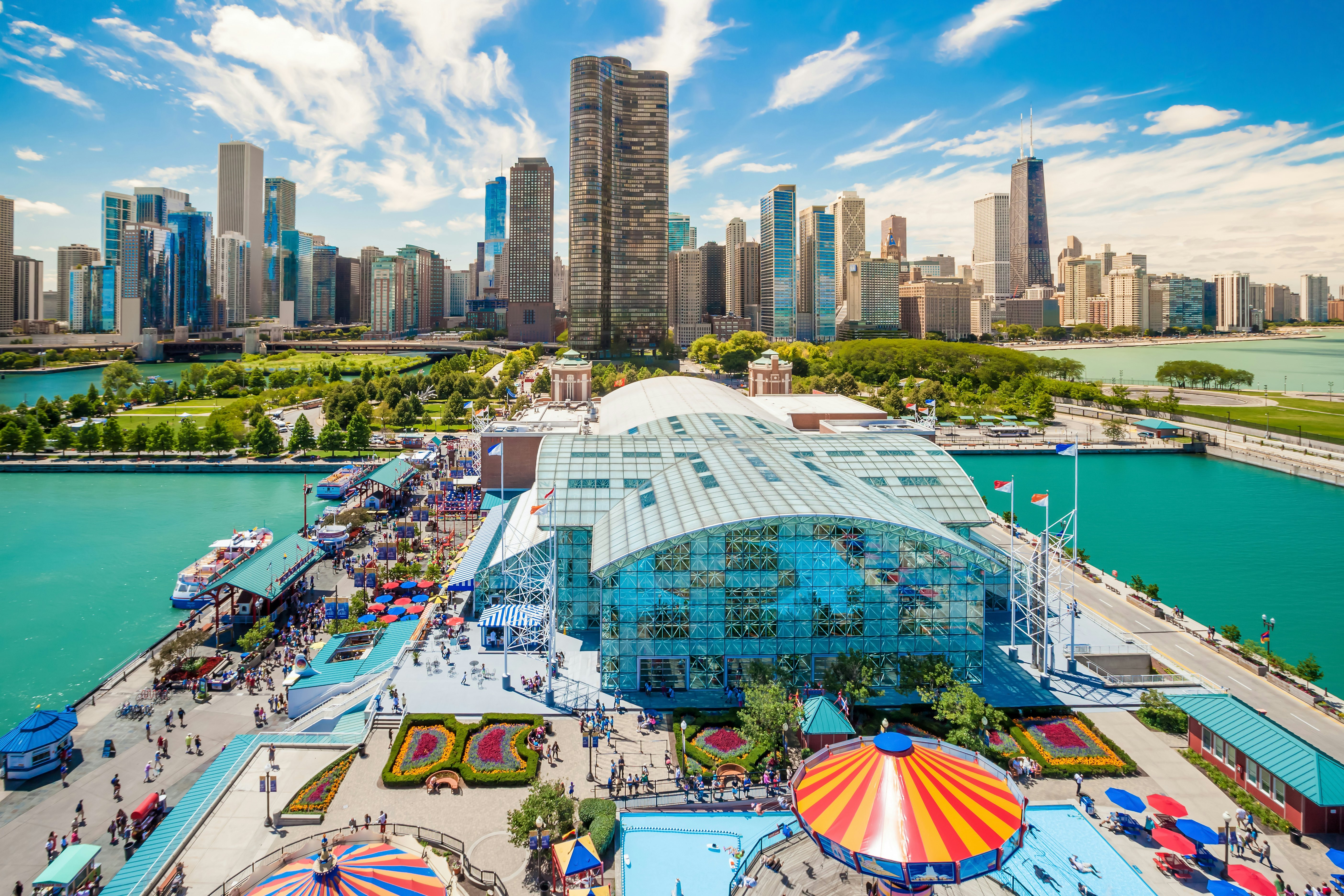 Vaizdas nuo Navy Pier apžvalgos rato į Čikagos centrą saulėtą dieną.