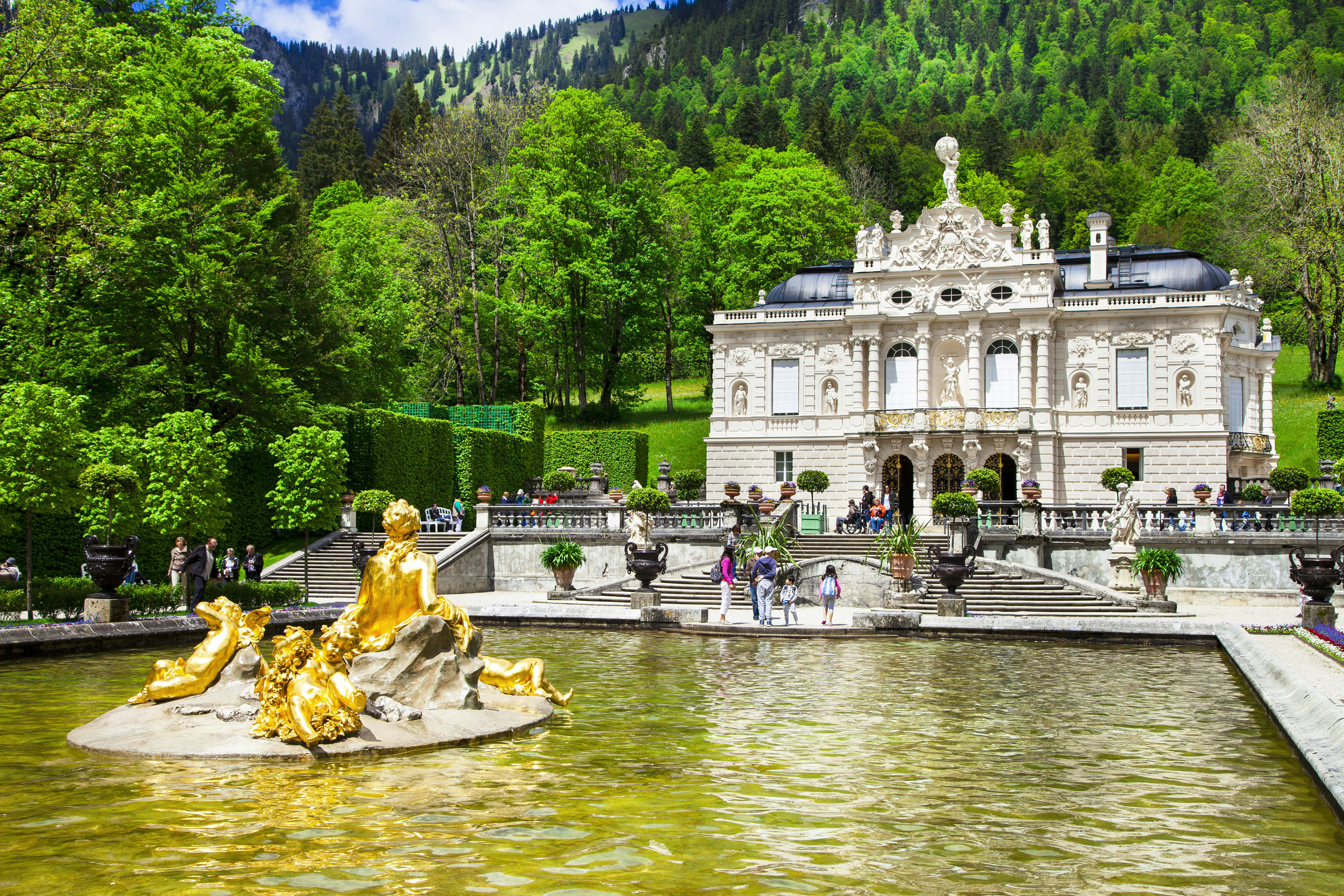 Lankytojai vaikšto prie Linderhof rūmų vasarą su Alpių fone, Bavarija