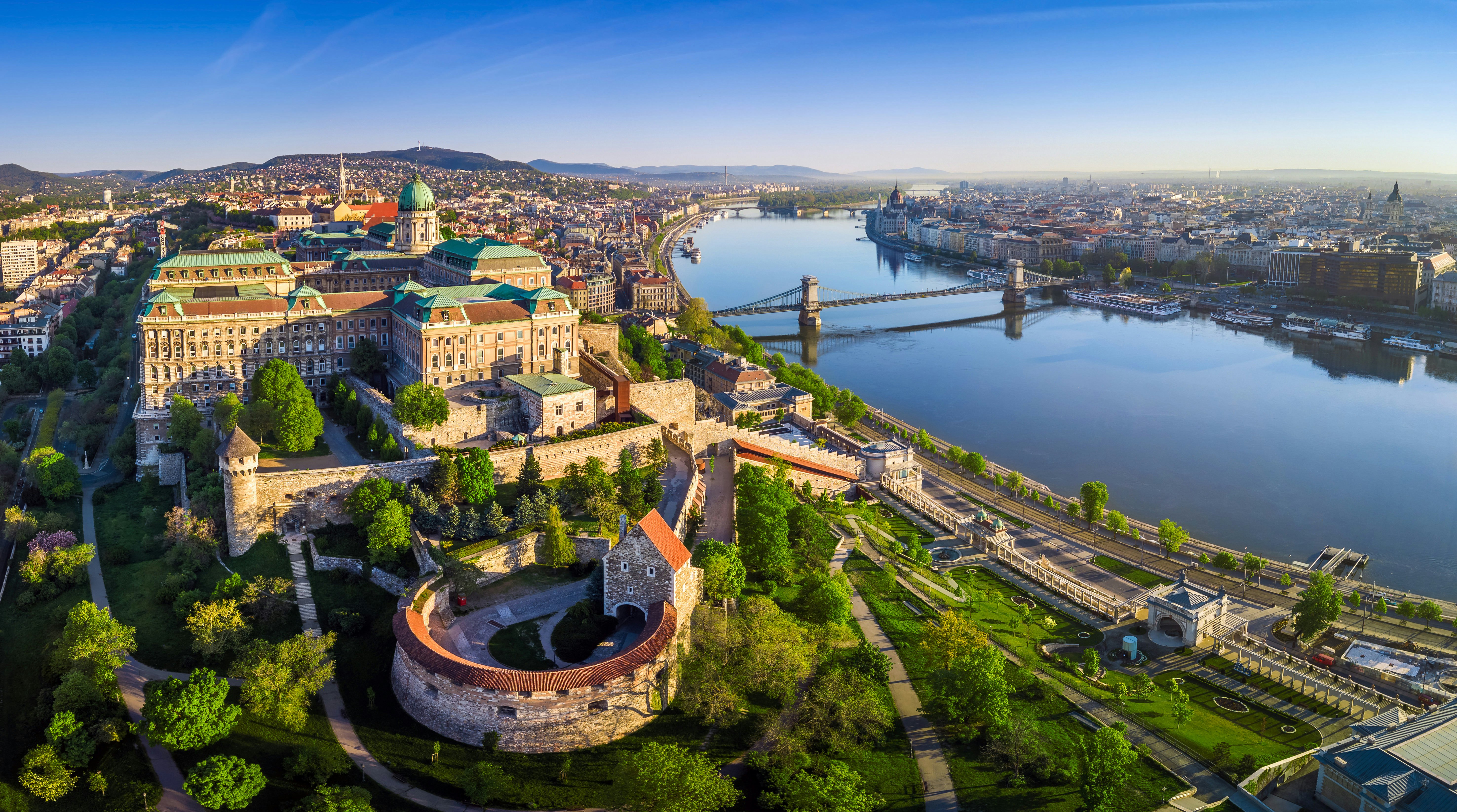 Panoraminis Buda pilies rūmų, Grandinės tilto, Šv. Stepono bazilikos, Vengrijos parlamento ir Matijo bažnyčios vaizdas iš oro