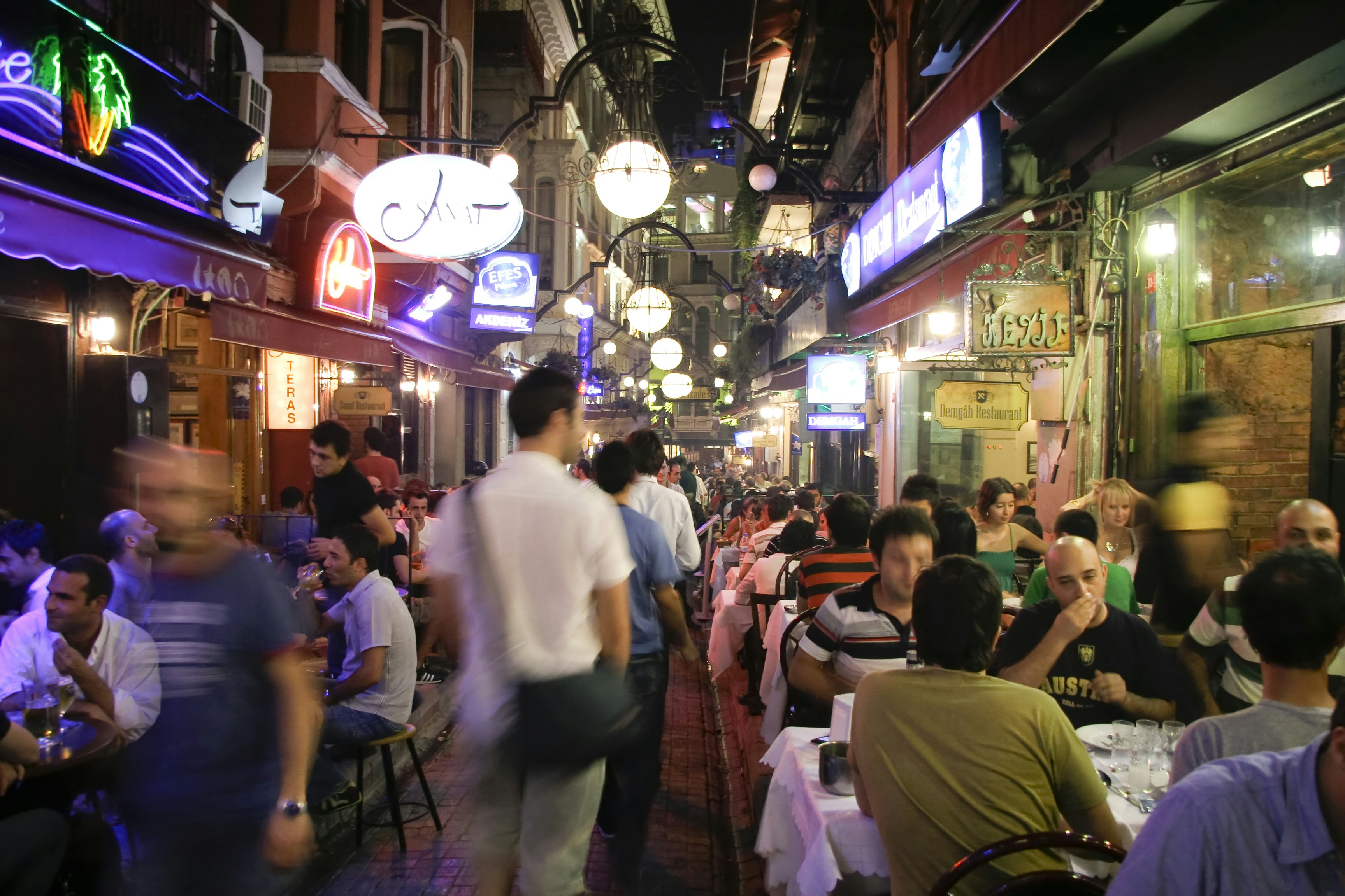 Vakarais užimtos kavinės ir barai Stambulo Taksim rajone