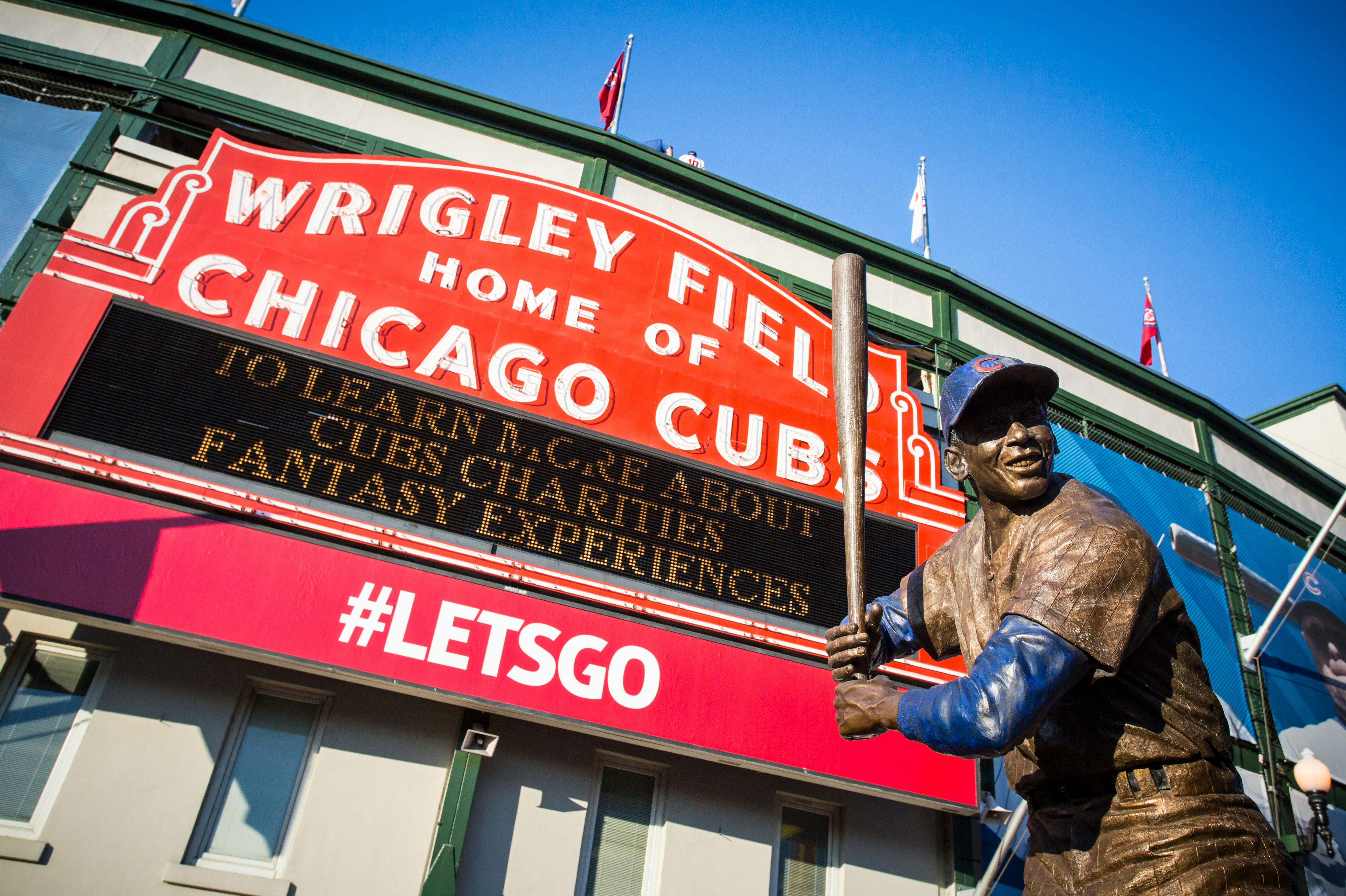 Čikagos Wrigley Field fasadas su beisbolo žaidėjo Ernie Banks skulptūra.
