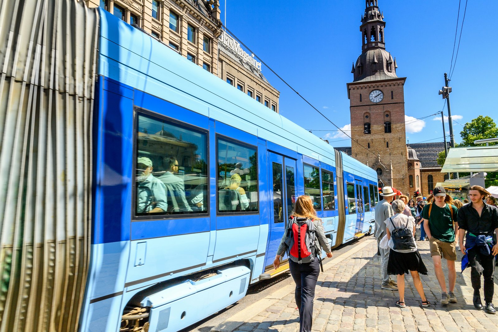 Moteris, einanti į tramvajų Osle, Norvegijos sostinėje.