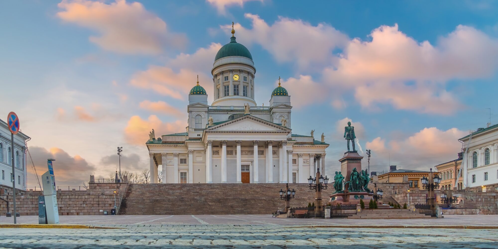 Helsinkio katedra ir Senato aikštė saulėlydžio šviesoje