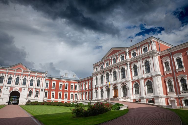 Jelgavos barokinių rūmų fasadas ir kiemas Latvijoje.