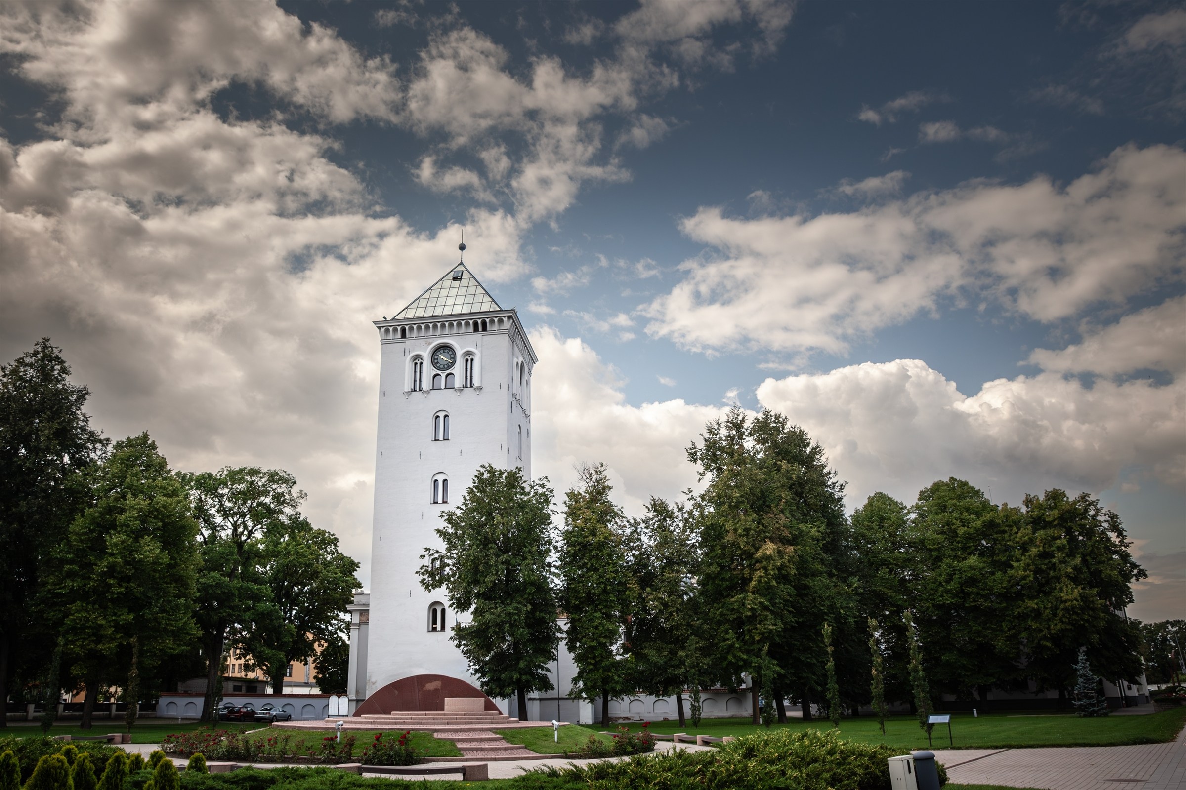 Baltas Jelgavos Šv. Trejybės bažnyčios bokštas su stikline apžvalgos dalimi viršuje.