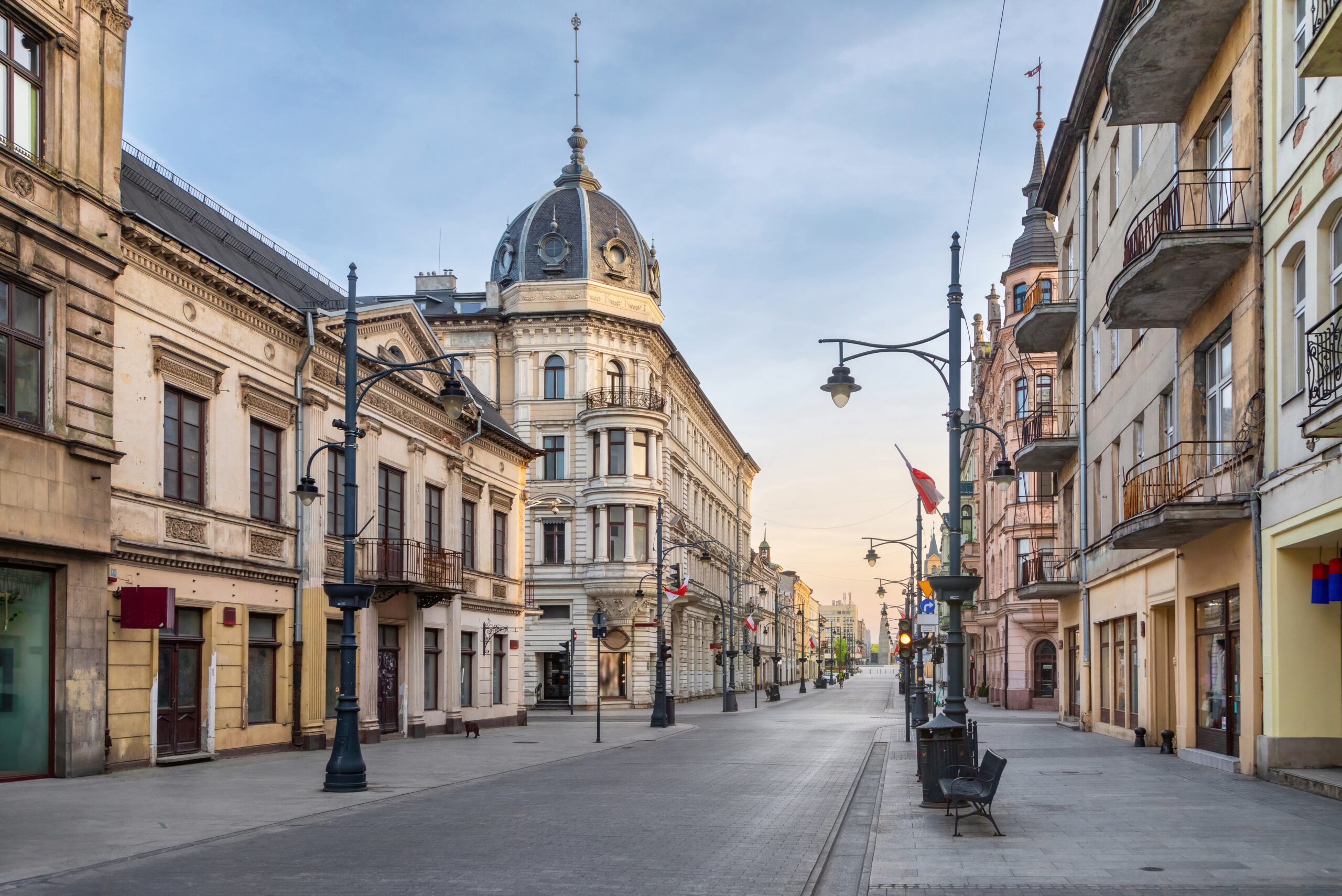 Piotrkowska pėsčiųjų gatvė ir istorinių namų fasadai Lodzėje