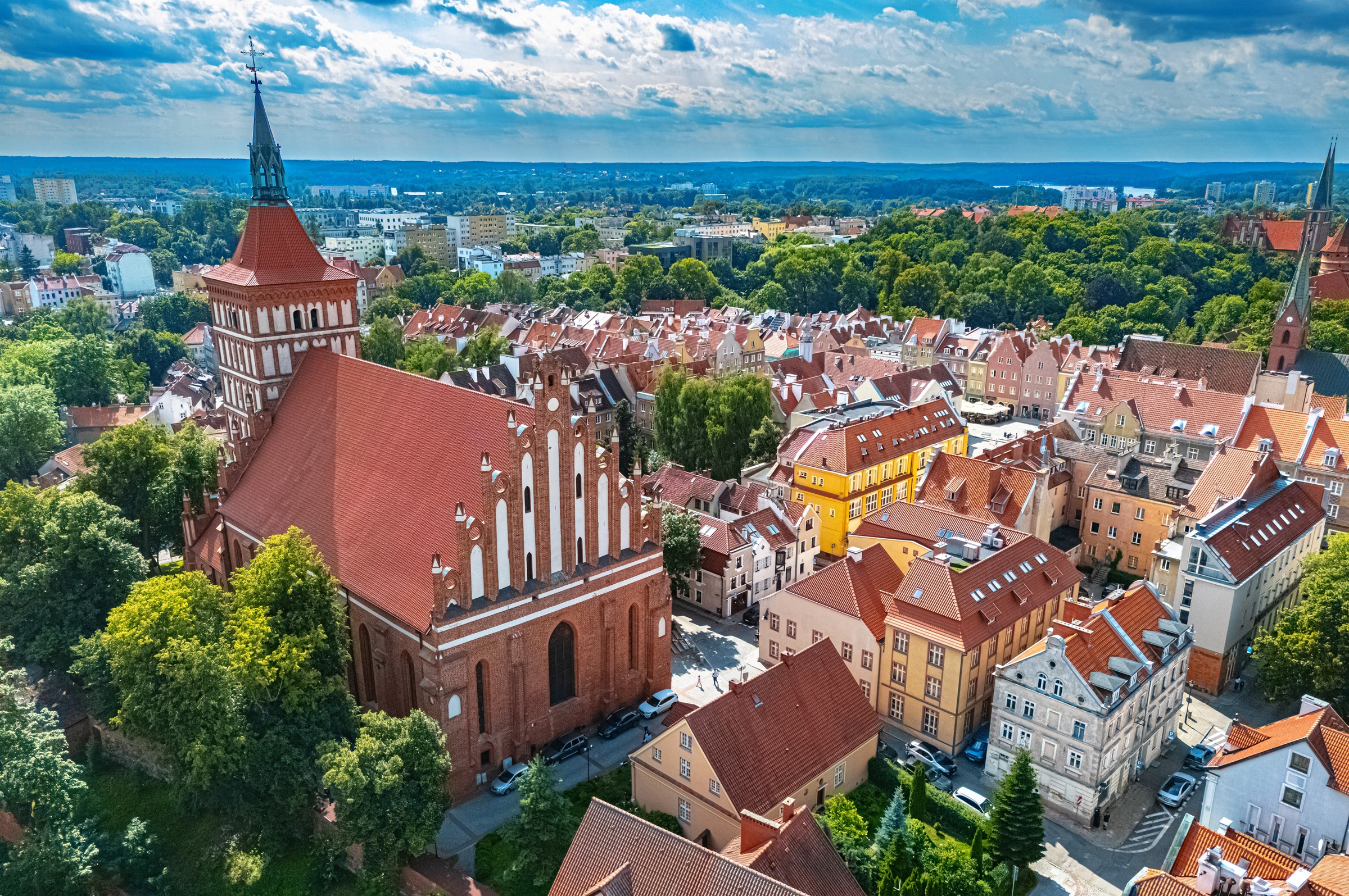 Olštyno senamiesčio raudonų stogų pastatai žvelgiant iš oro