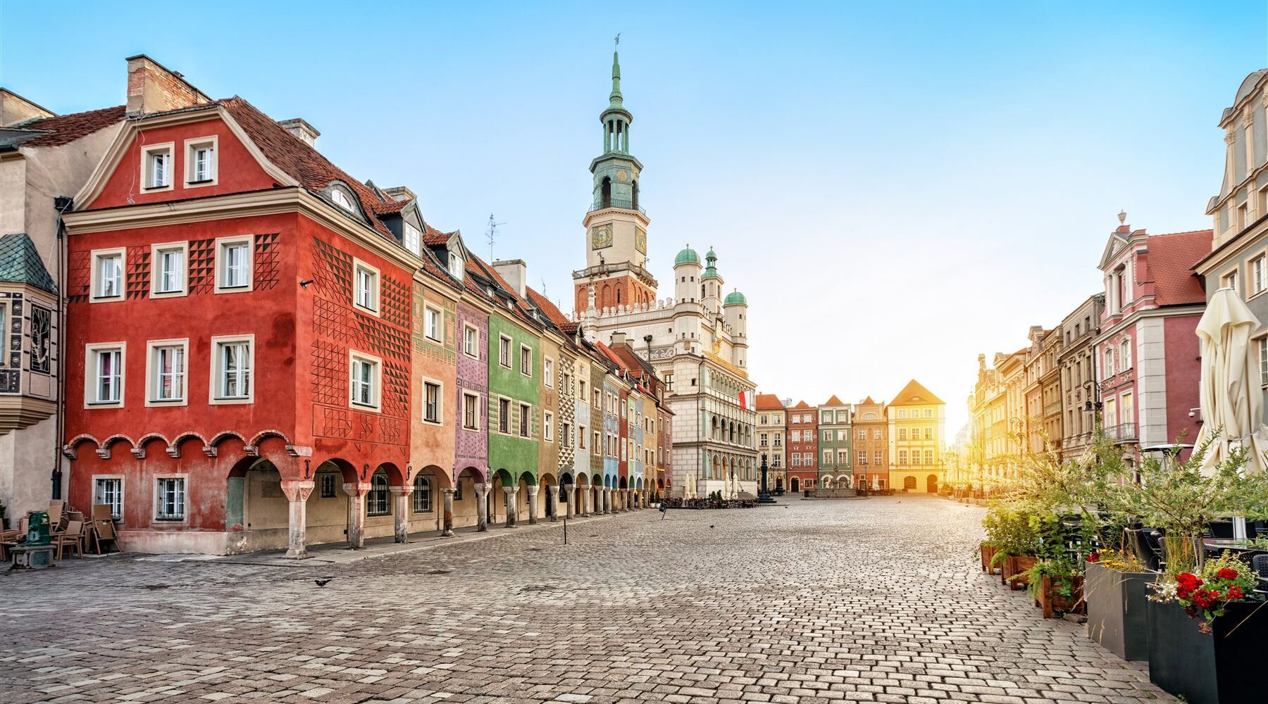 Poznanės Stary Rynek aikštė su spalvingais namais ir rotuše