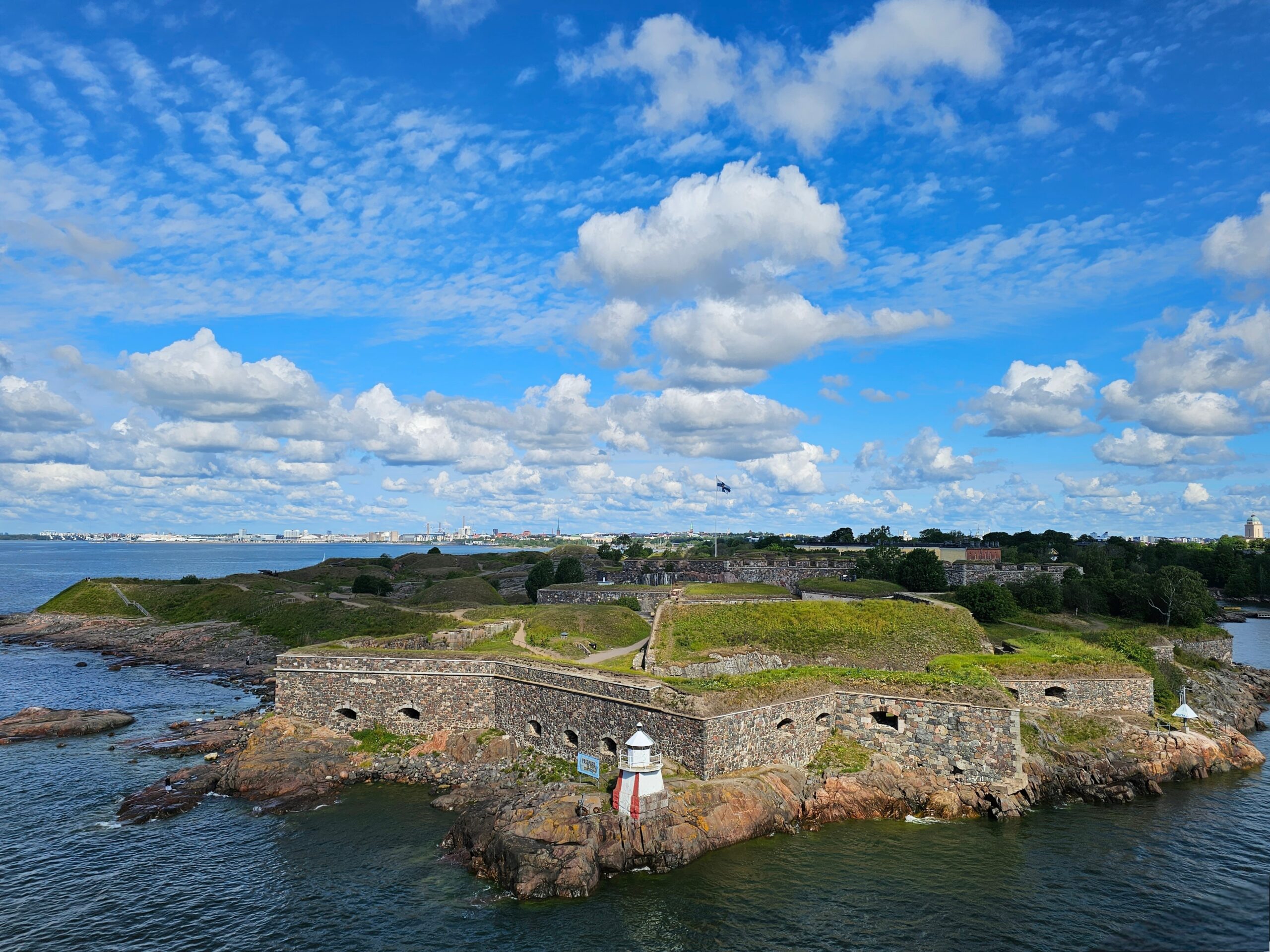 Suomenlinna jūrų tvirtovės akmeniniai įtvirtinimai prie Helsinkio