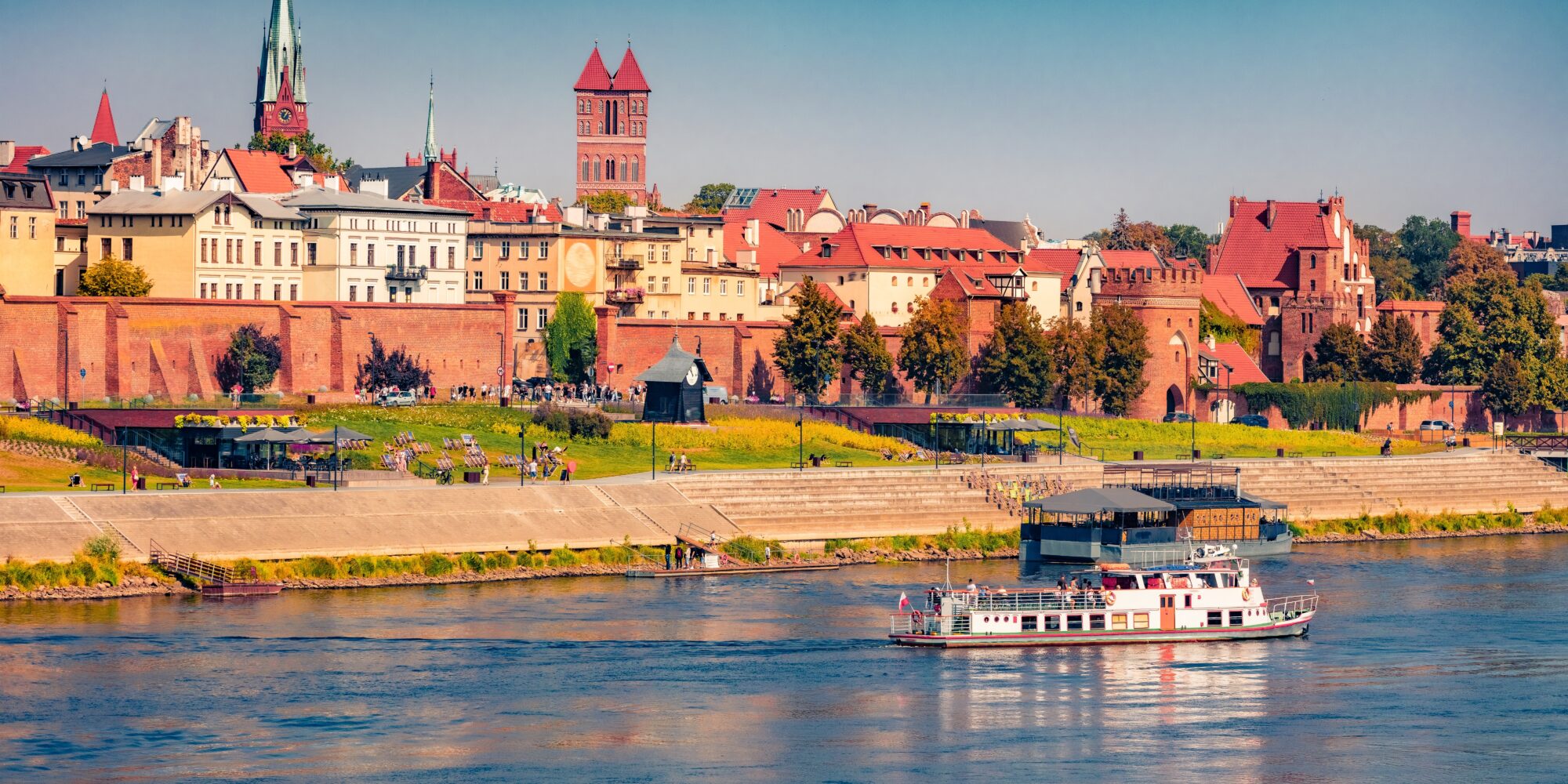 Torunės senamiesčio panorama ir Vyslos krantinė vasarą